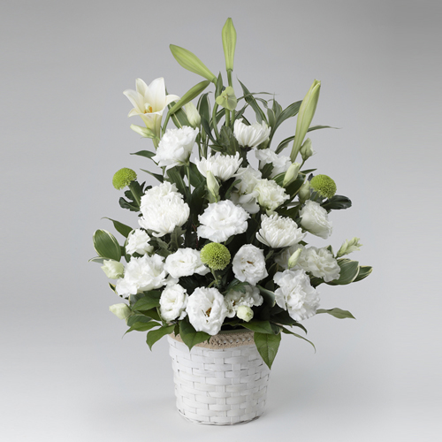 ユリ、菊、トルコギキョウなどを使い白系でまとめました。美しい花々にご遺族へのお悔みの気持ちと故人への想いをこめて。