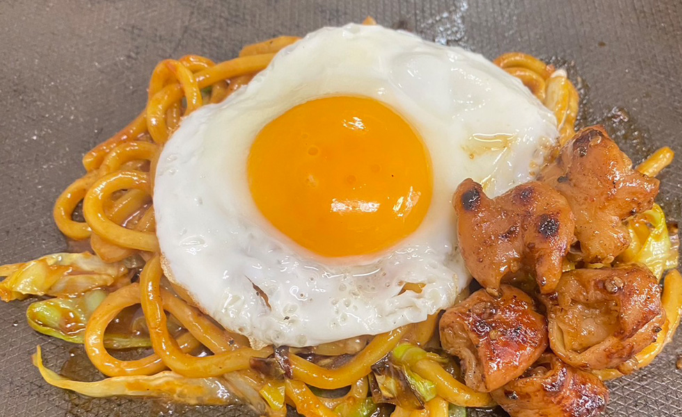ホルモン焼きうどん目玉焼きのせ