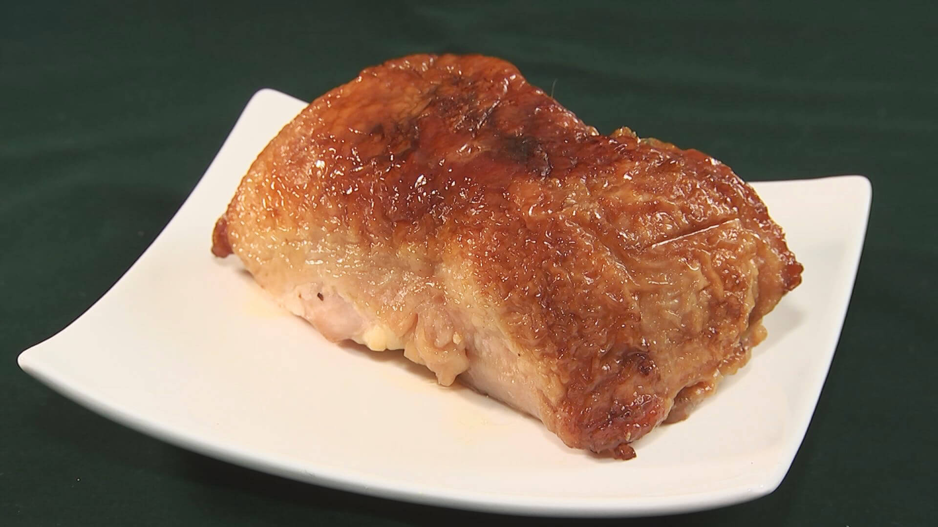 味がしっかりしみ込んだ看板メニューのローストチキン ふみきゅんの「おいひっ」いただきました!