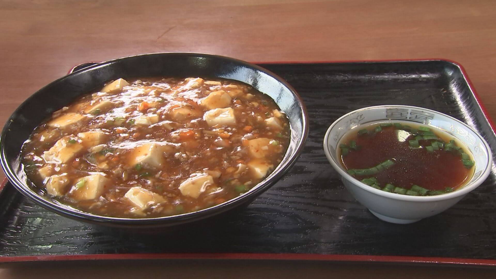 三宅アナ：ボリュームたっぷりのマーボー豆腐で麺がみえない！熱々ウマ辛！最初に甘さがきて後から舌をを刺激する辛さがやってきます。麺がモチモチで餡とよく絡んでいます。