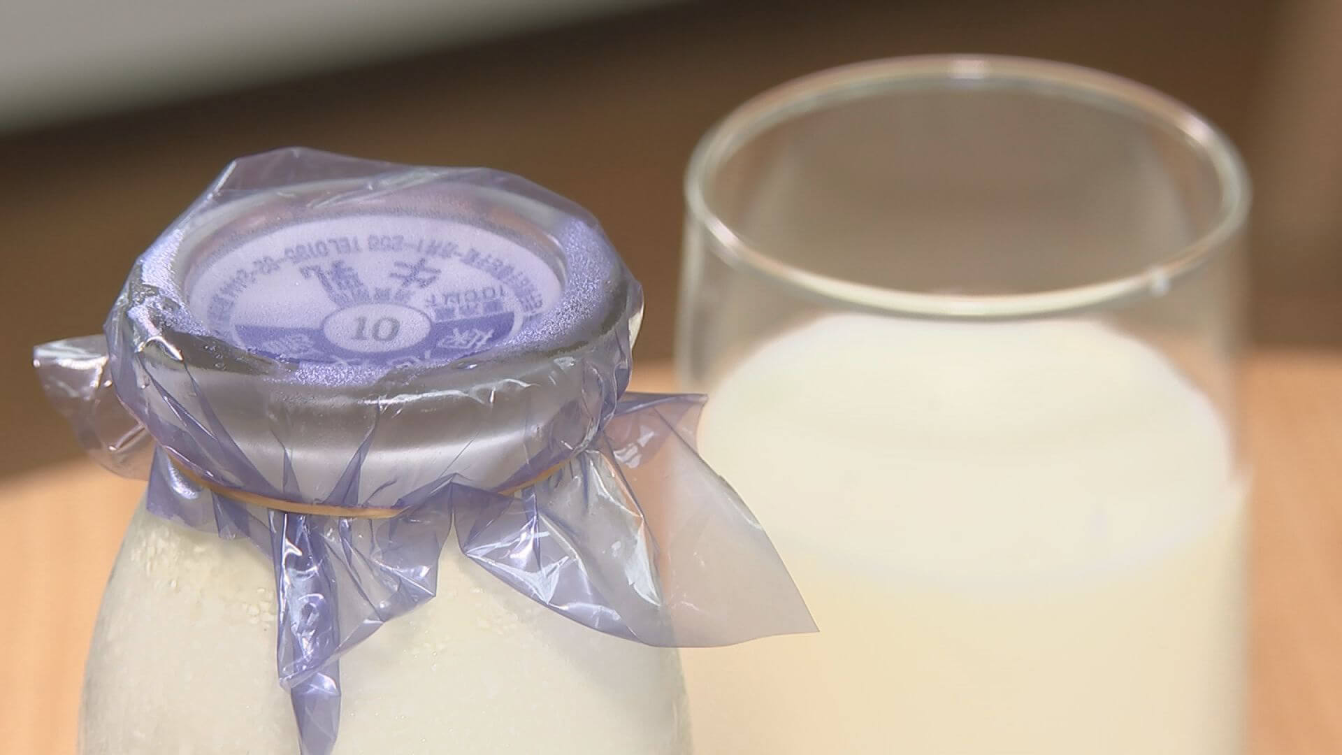 支配人から差し入れの瓶入り牛乳。一口飲んでふみきゅんの目がまんまるに ん?!濃厚 スゴ!なにこれヨーグルトかと思った