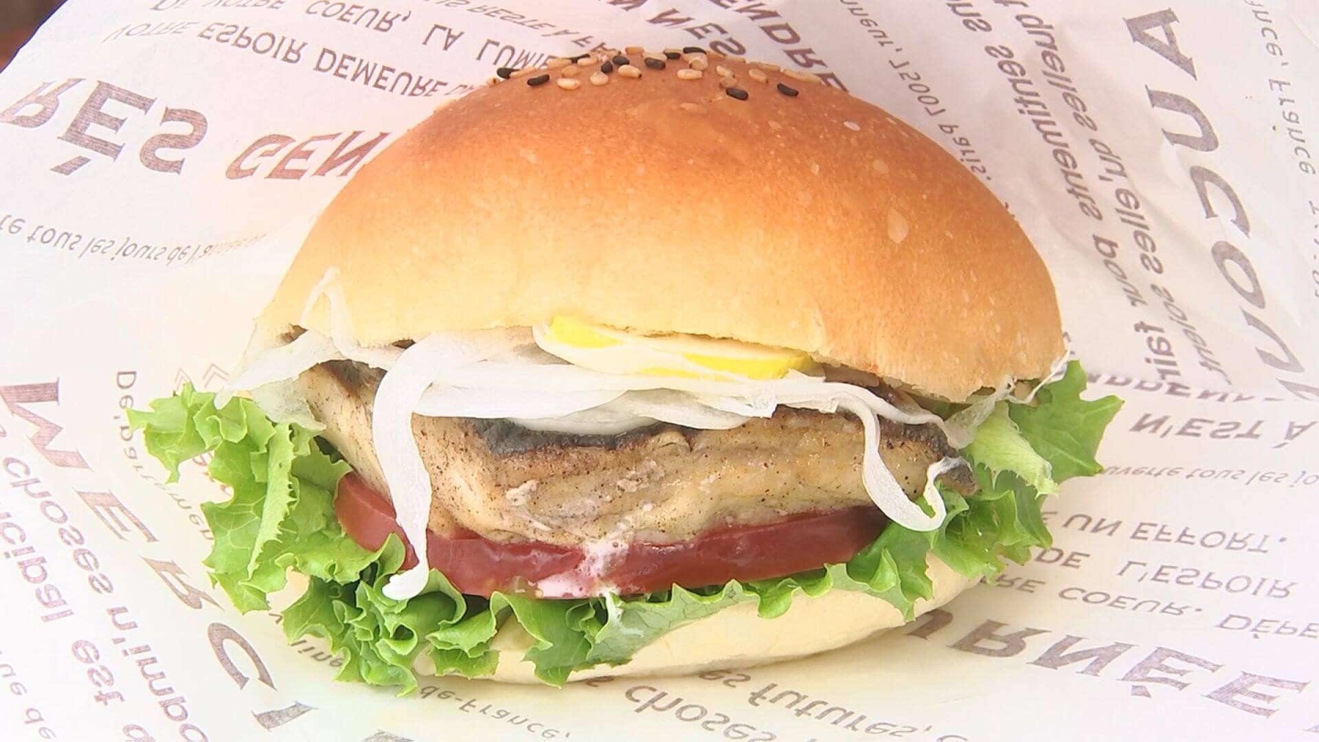 塩コショウをふって焼いたサバとレモン、スライスオニオン オリーブオイルをかけてバンズではさんださわやかサンド。
うまっ!バンズすごい軟らかい。サバもしっかり味がついていて、野菜たっぷり!フレッシュ感があるバーガーで夏にぴったり!!byはっしー