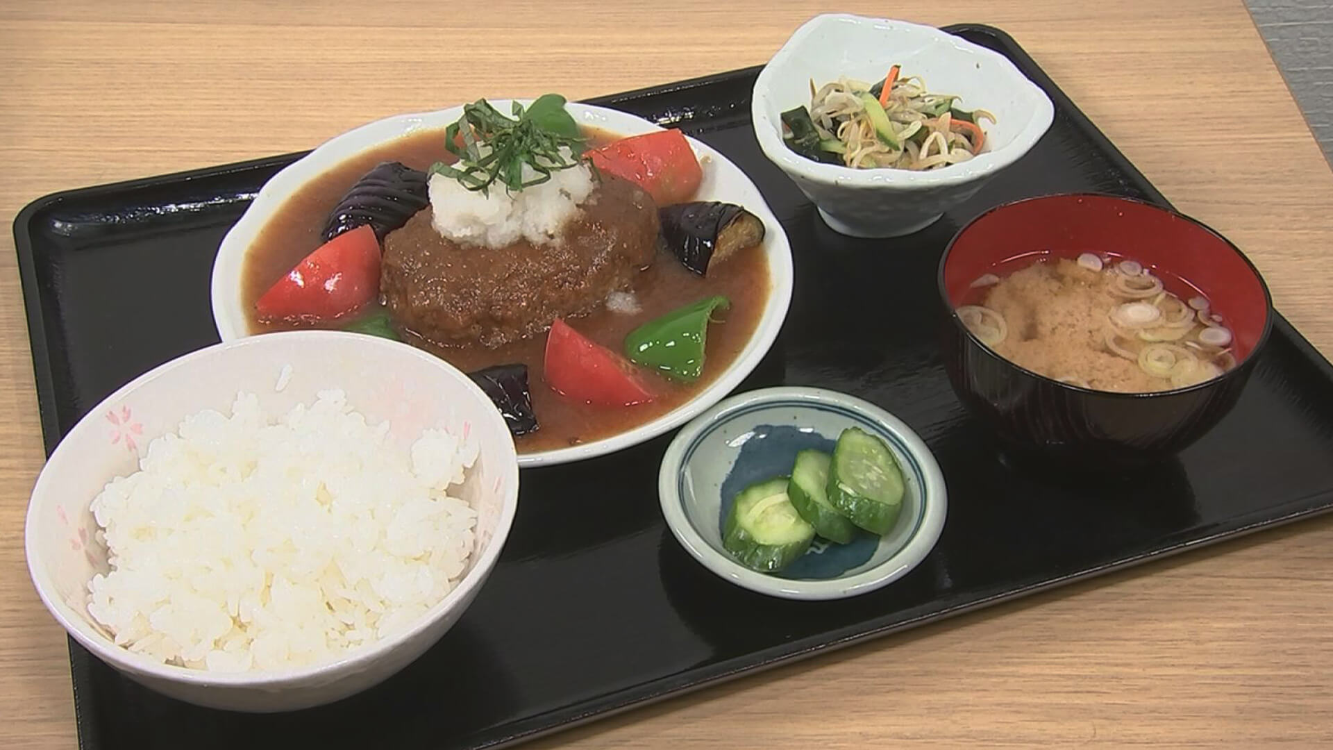 ふみきゅんが食べたのはハンバーグ定食　お肉がふわっふわ大根おろしがのっていてあっさりしていてもの凄く食べやすい　おいひっ♡