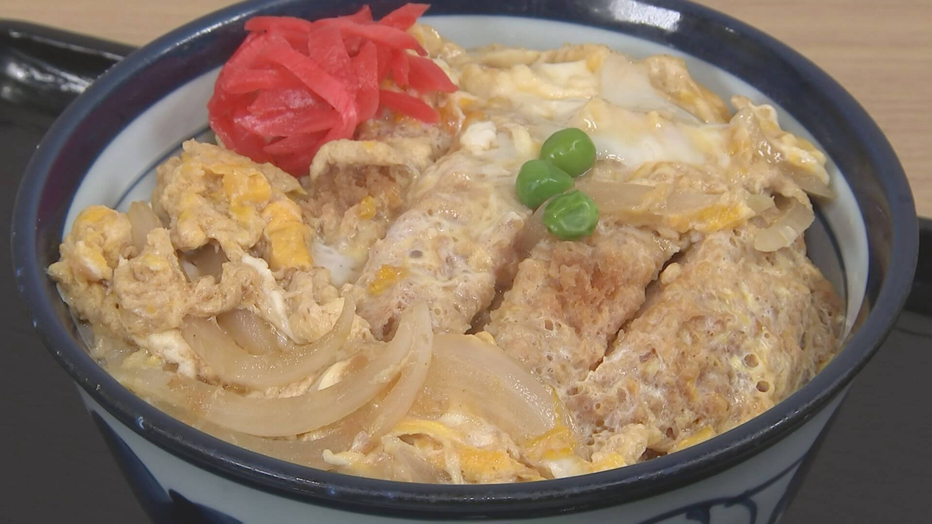 かつ丼あったから頼んでおいたからとふみきゅん お肉大好きスタッフのためにジューシーなお肉とトロトロの玉子のかつ丼を注文してくれていました ありがとうございます