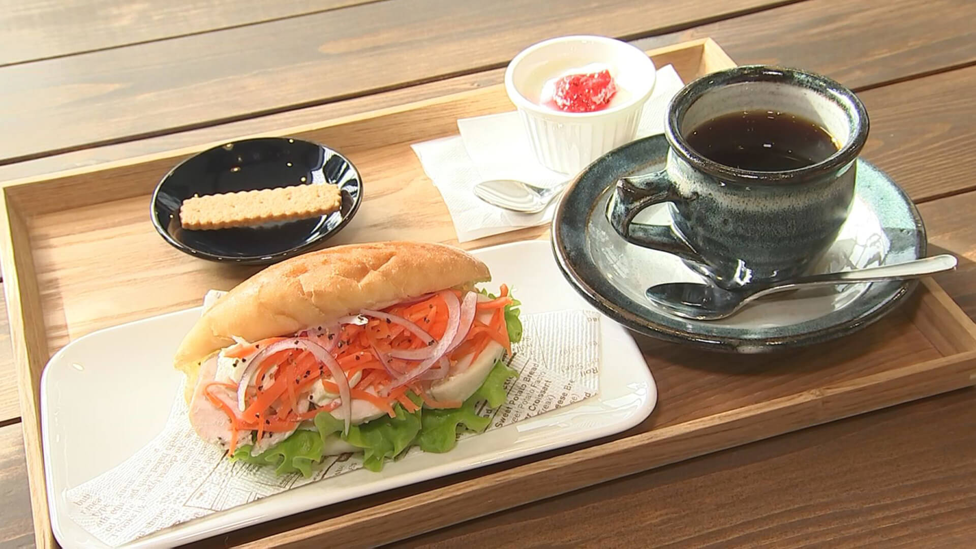 塚ちゃん実食　鶏むね肉のハムと野菜をサンド　外側ざっくり　内側もっちりなパンがたまらない