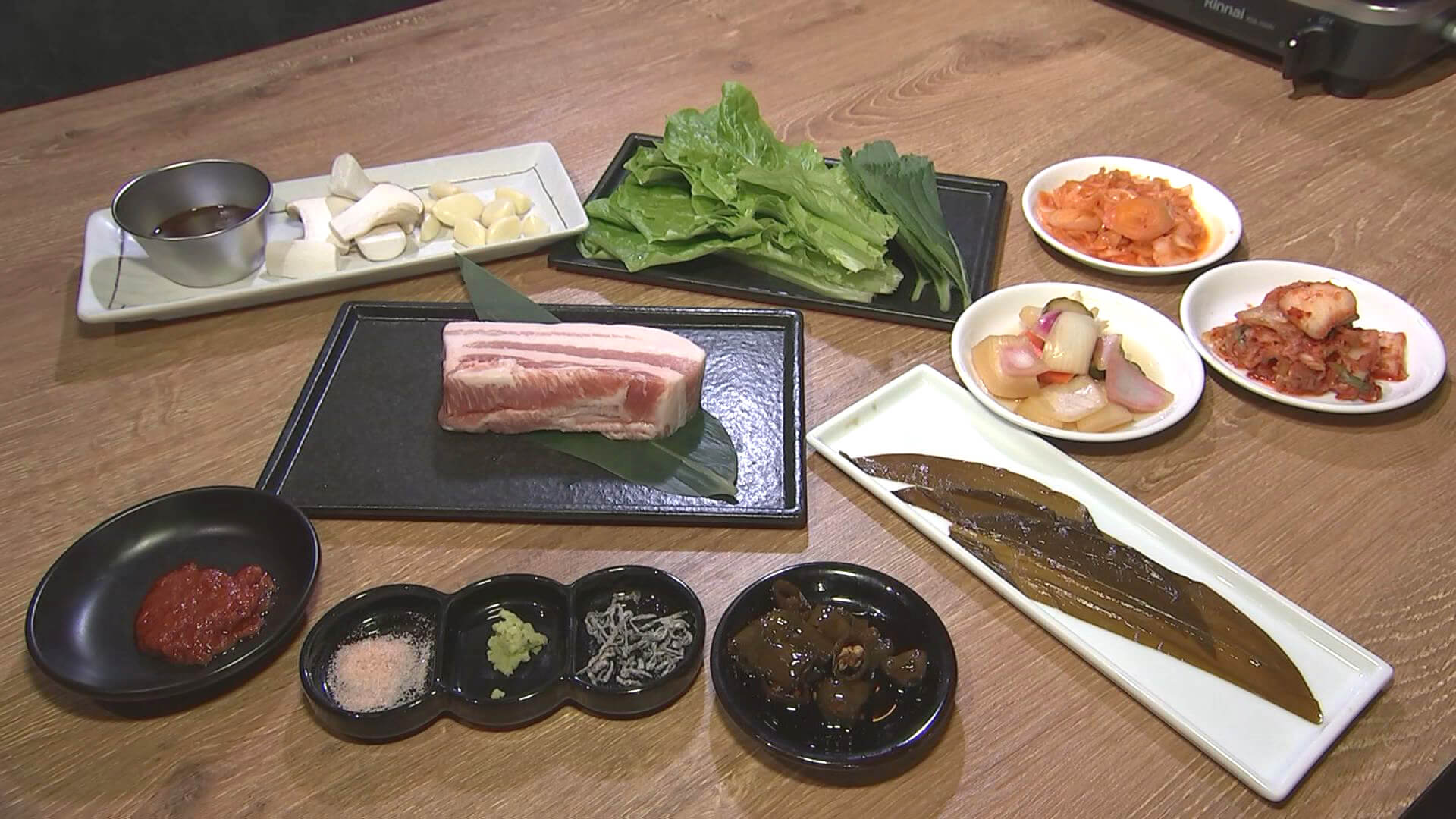 ニンニク キムチ お肉 をエゴマの葉でくるんだKAWAIカスタマイズ