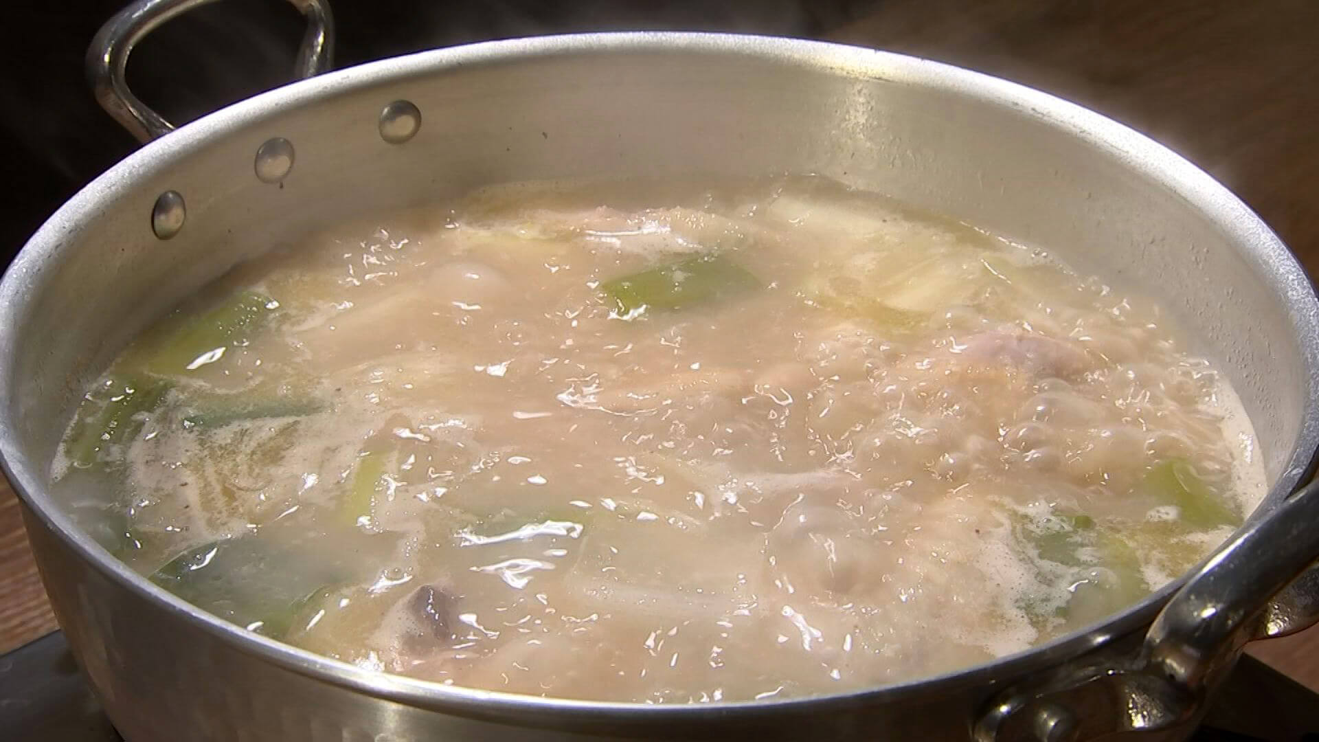 鶏肉を丸ごと煮込んだ韓国の鍋料理　食べるエステ と呼ばれている　スープを一口飲んだ河合さんのテンションMAX　おいひっの連発