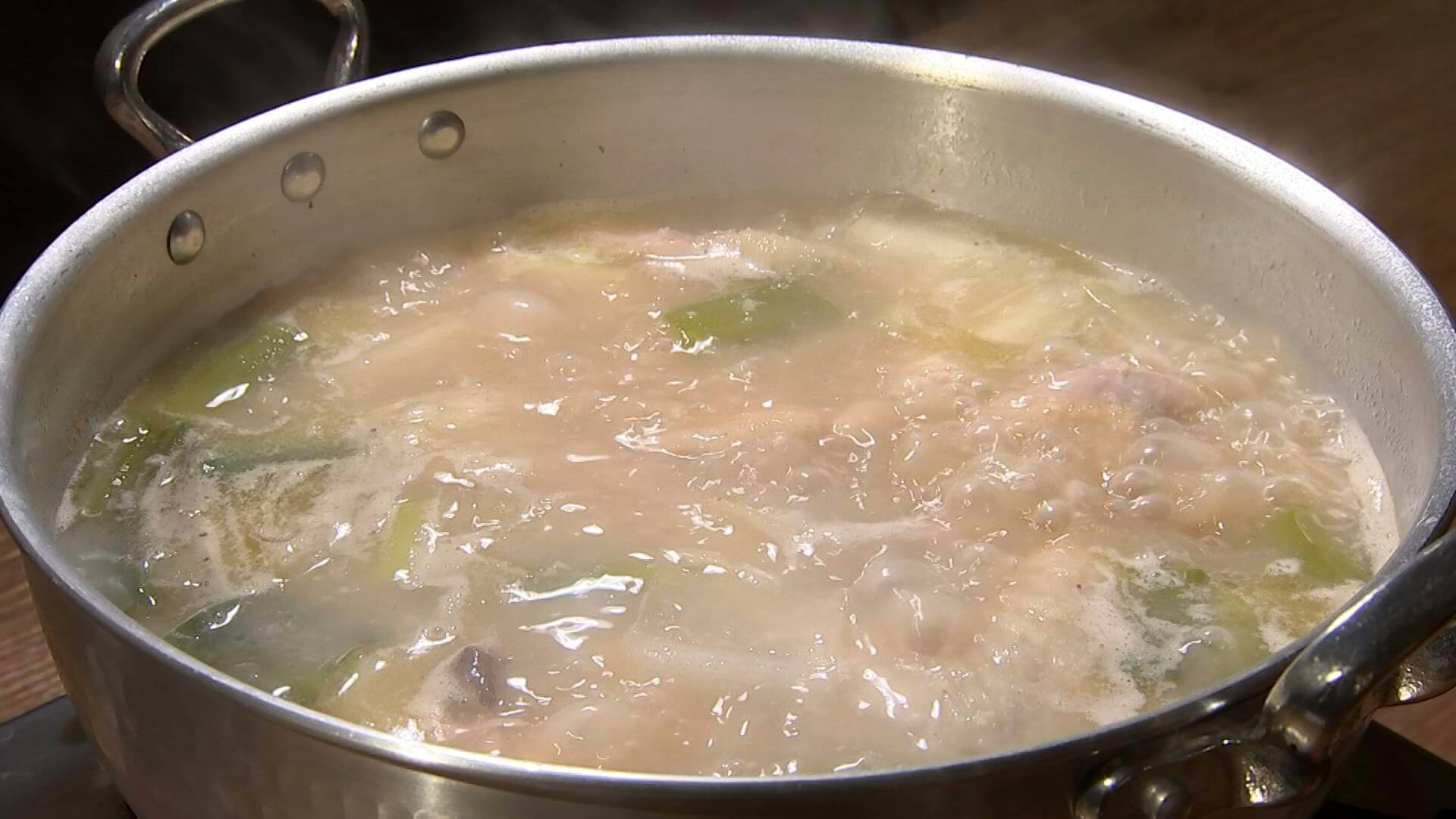 鶏肉を丸ごと煮込んだ韓国の鍋料理 食べるエステ と呼ばれている スープを一口飲んだ河合さんのテンションMAX おいひっの連発