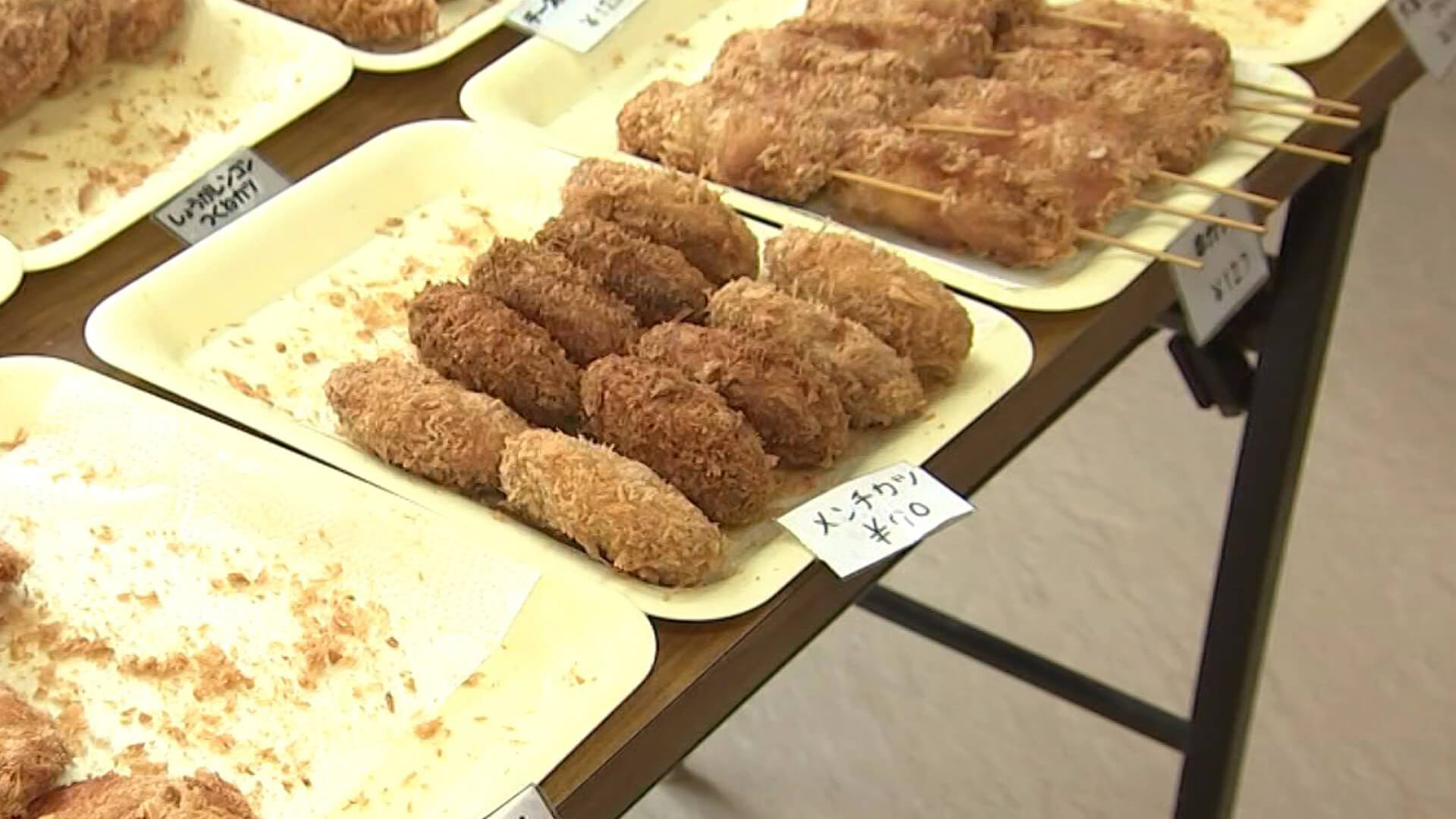 店内に並ぶ揚げ物の数々　その中から辰巳さんが食べたのはメンチカツ　衣の先にすぐお肉を感じるほど今までで一番お肉ぎっしり と辰巳さん