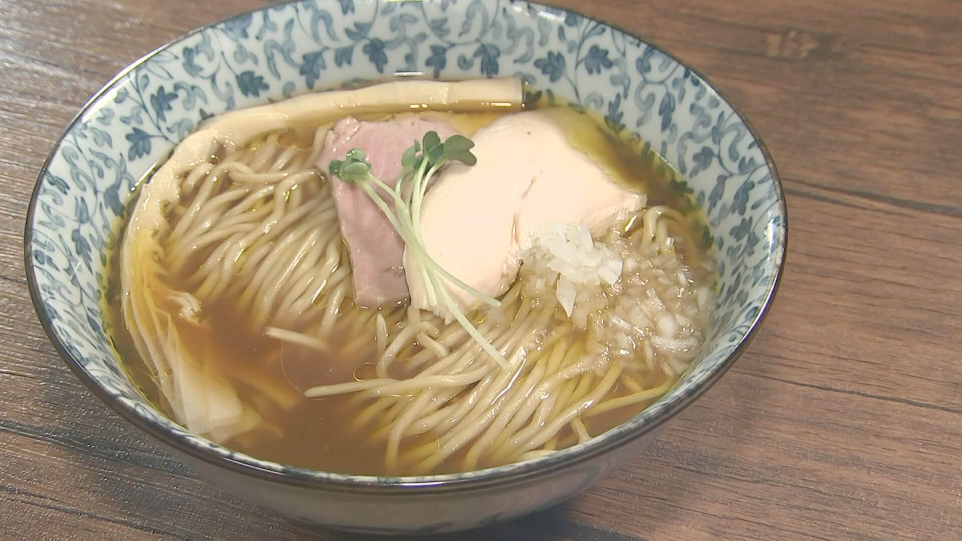 スープの飲んで　ショウガの香りがすると驚き　麺を食べては　Bravo！　トッピングの2種類のチャーシューの軟らかさに感激しきり まるで主婦の目をもつ辰巳さんなのでした