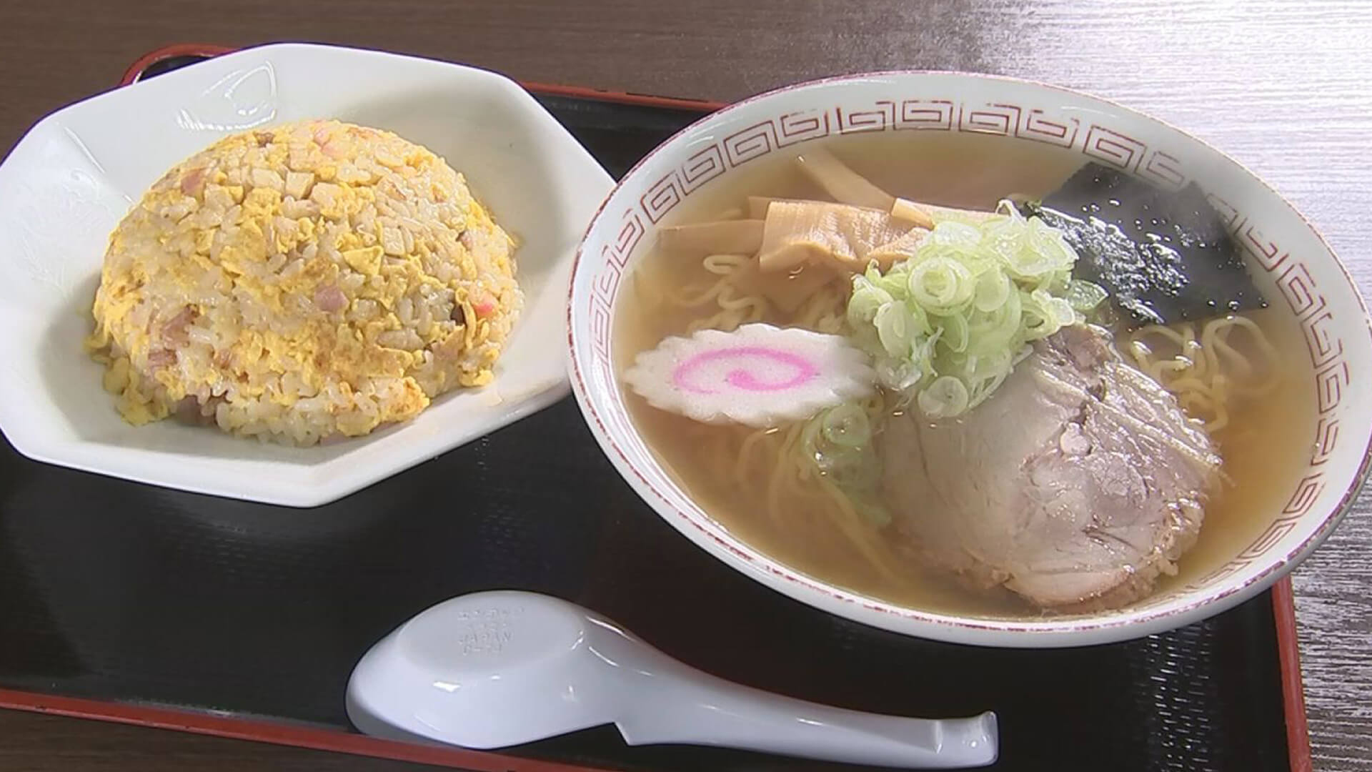 チャーハンの色がサイコー　スープを飲んで放心状態のふみきゅん　もちろんどちらも　おいひっ いただきました　東京でUberできないかなとも