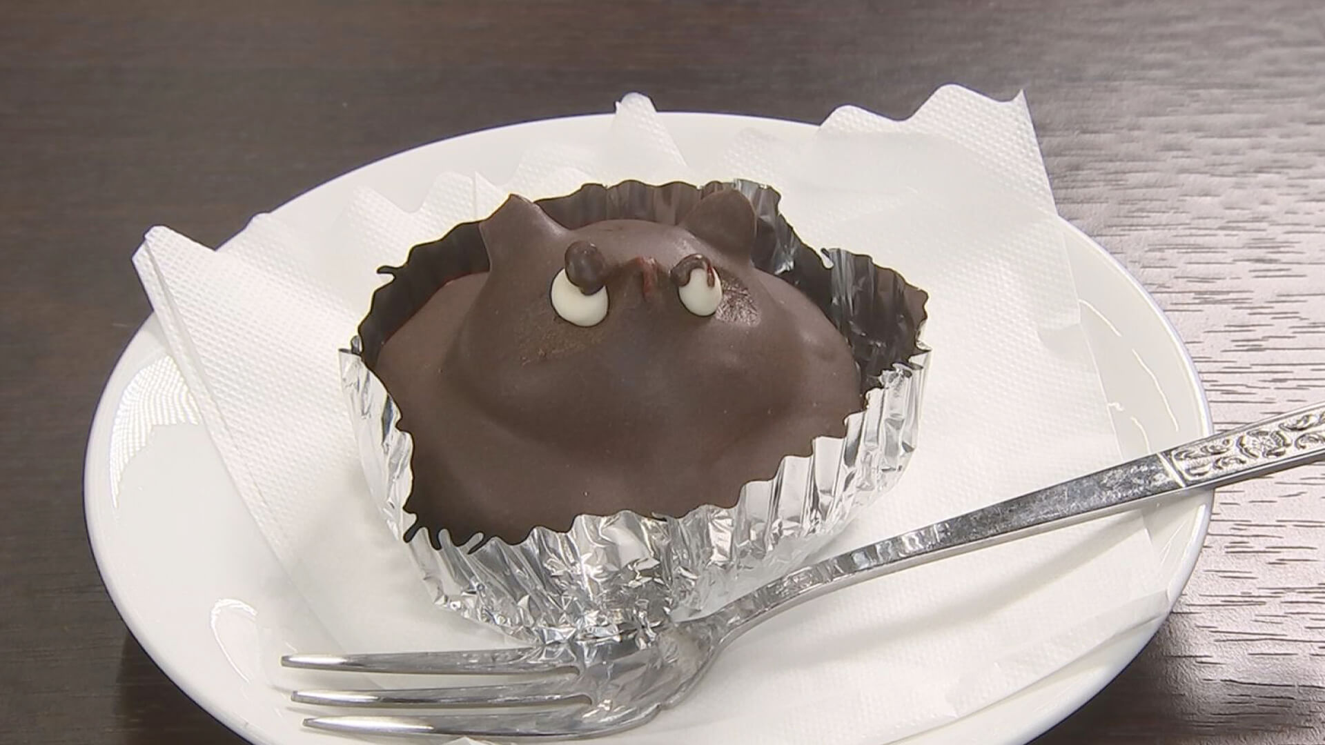 三宅アナは脳天からフォークをぶっ刺し一口 ラム酒が入ったケーキ 華々しいかおりがする♡