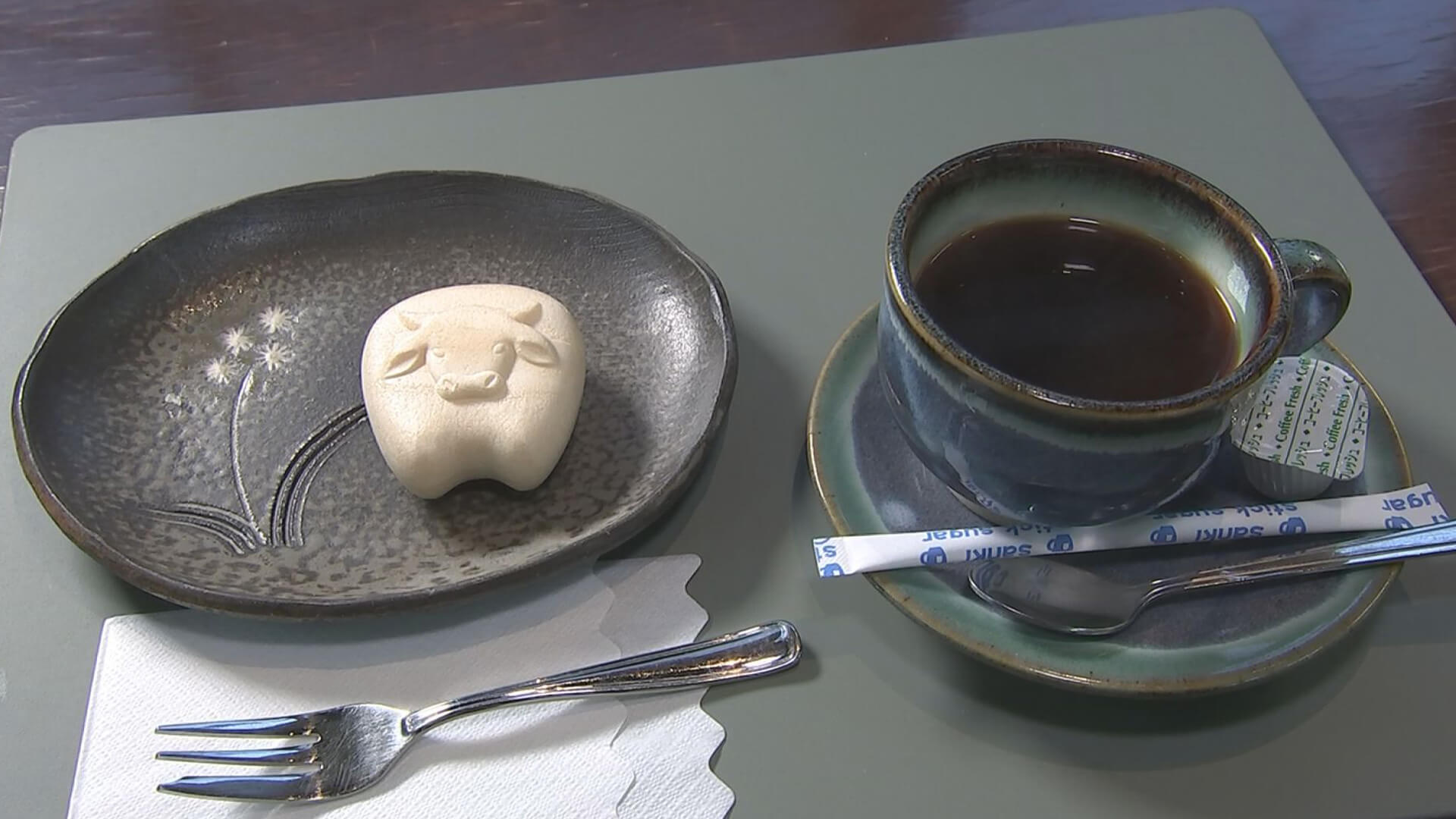 もなかの中には大納言小豆が入ったクリームが ふみきゅん意表を突かれました