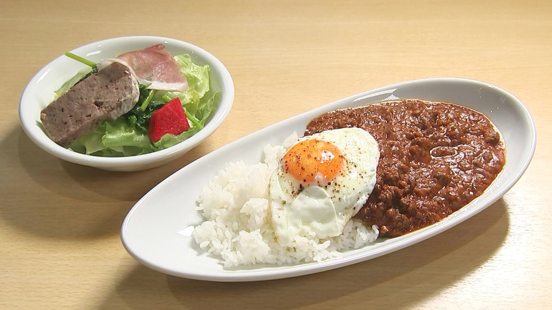三宅アナは自分の肩幅ほどのお皿にのったキーマカレー ぐーうま!トマトとお肉の旨味が混ざりあって相乗効果♡