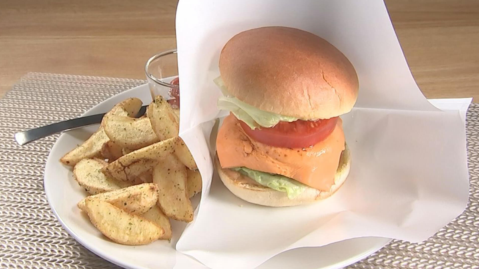 新鮮野菜のシャキシャキと ふわふわのバンズ パテのジュワ~が相まって ぐーうま!と三宅アナ