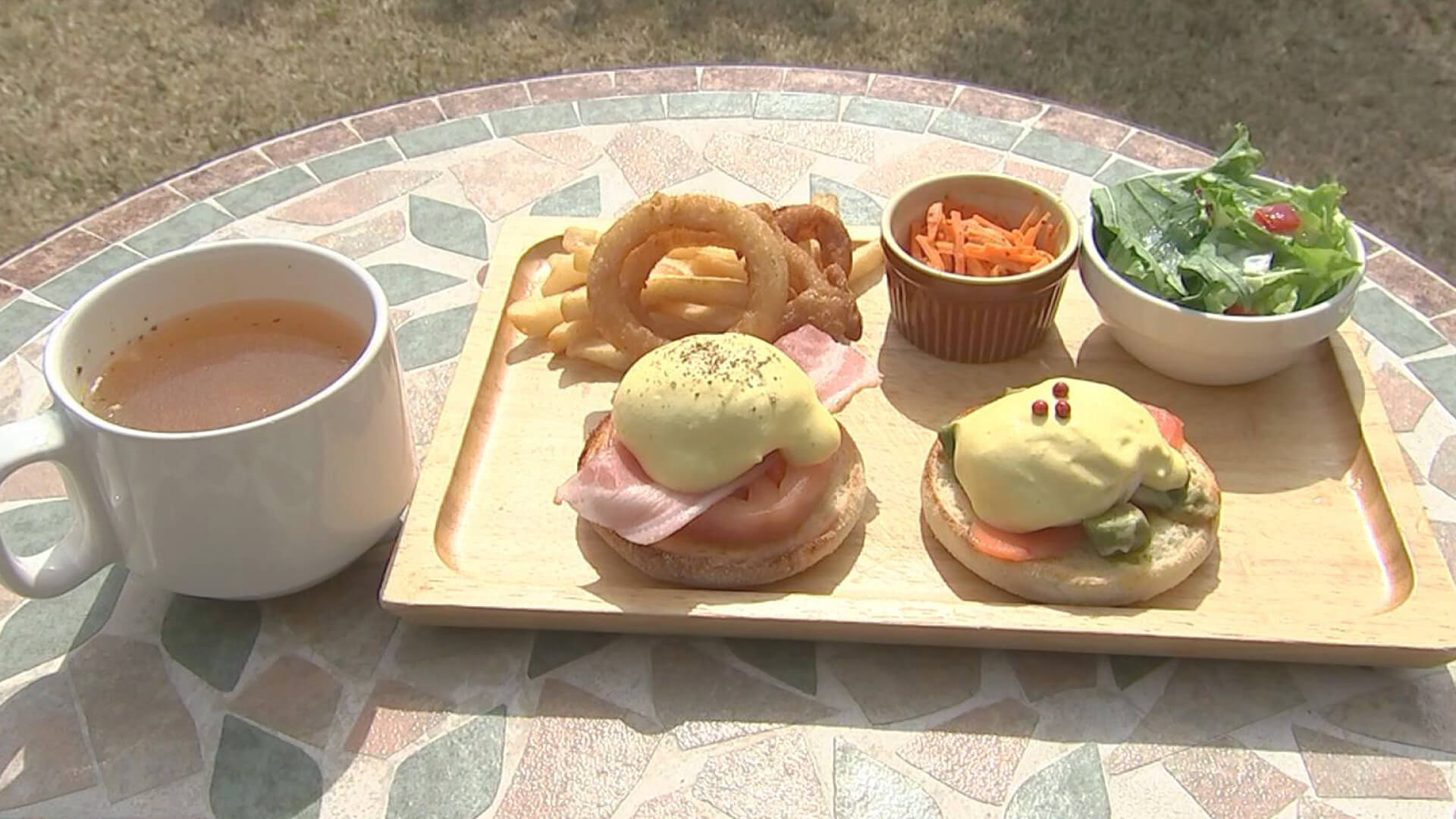 うまい！　上にのっているソース作るの難しいんですよね　こんなにふわふわに出来るんだ　たまごも半熟じゃないとねとはっしー