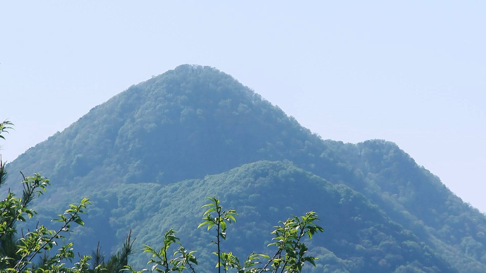 「山中に竜神が住む山」として祀られ、山頂に雨乞い信仰の獅子頭が奉納されているのが今でも見ることができます。