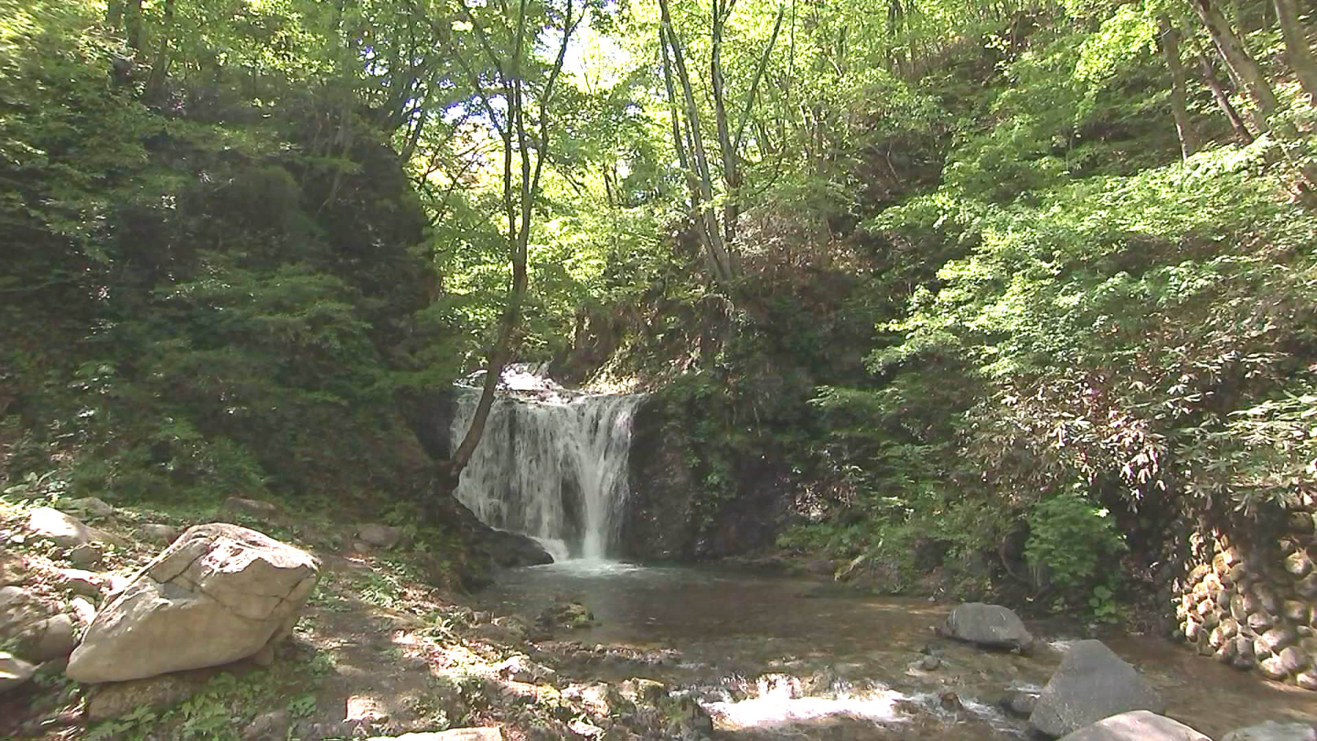 岩手県紫波郡矢巾町南昌山麓の岩崎川にある滝。落差7m。上流には南昌大滝、北ノ沢大滝も