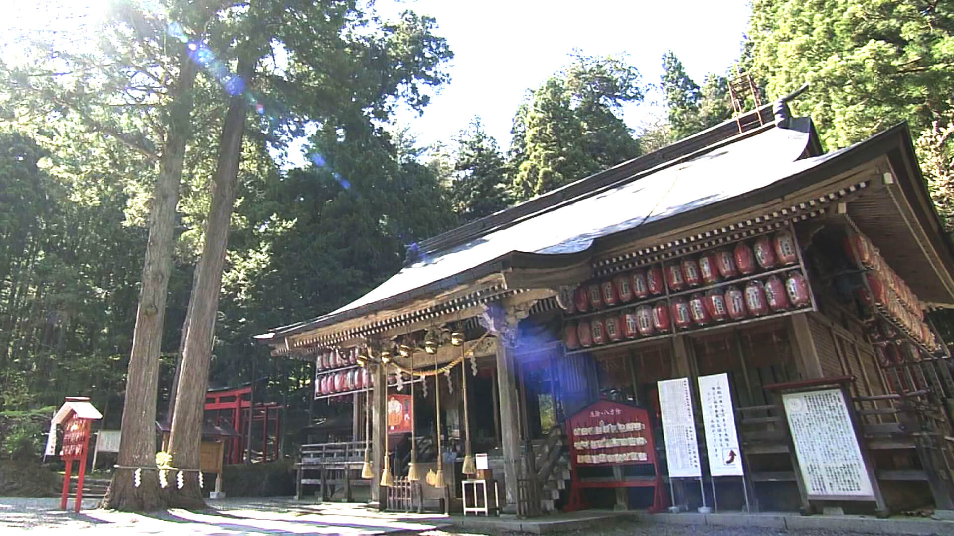 宇迦之御魂大神は衣食住の守り神、猿田彦大神は海陸の交通安全、土地の守護神、大宮能売大神は技芸上達、福徳円満の神