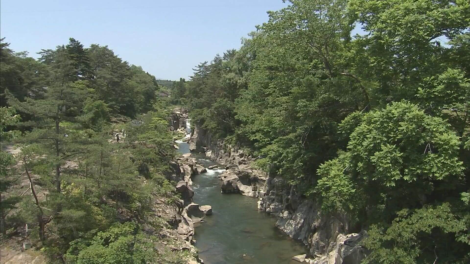 厳美渓 栗駒山から一関市内へと流れる磐井川の浸食により、ゆっくりと時間をかけて形成された国の名勝、天然記念物・厳美渓。季節とともに変化する厳美渓の美しさに、仙台藩主・伊達政宗公は「松島と厳美が我が領土の二大景勝地なり」と
賛美の言葉を残したと伝わります。