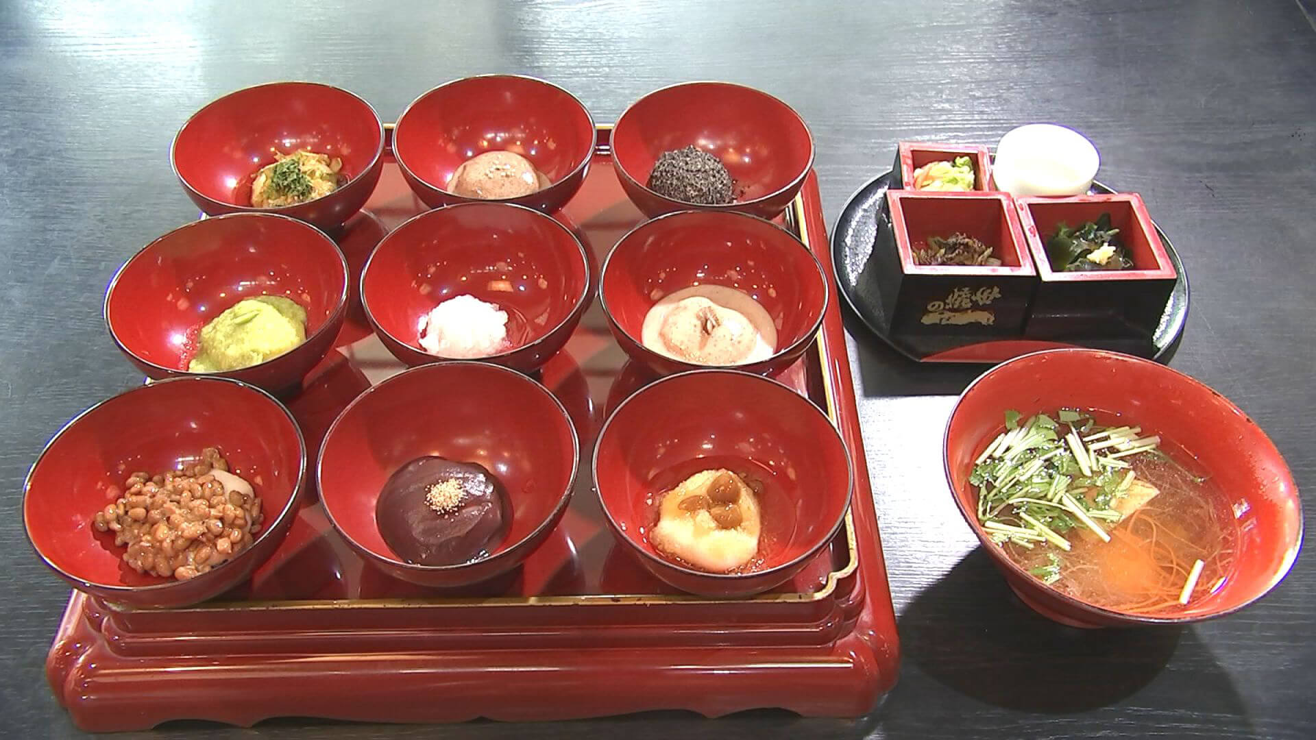 一関300種類ある餅の中から10種類を食べるお膳。あんこ餅、納豆餅、ずんだ餅、沼えび餅、じゅね餅(えごま餅)、ごま餅、くるみ餅、きのこおろし餅、一関地方のお雑煮