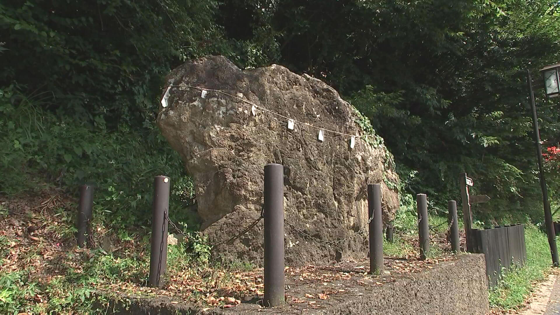 平安時代後期の戦いで退いてきた源義家が食料にするために殺生した山の動植物の肉片や種などが重なり大きな石となり義家を戒めたといわれる