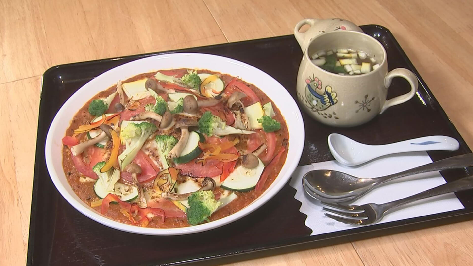 店主自慢の戸田カレー 野菜をバーナーで炙りトッピング野菜の甘みを引き出し三宅アナがいただきます。思わず歌いだすほどの美味しさ