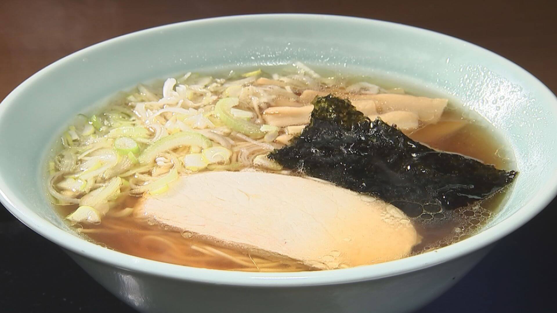 スープと麺を離さないよう　あっという間にすする今江さん　ラーメン愛がとまらない