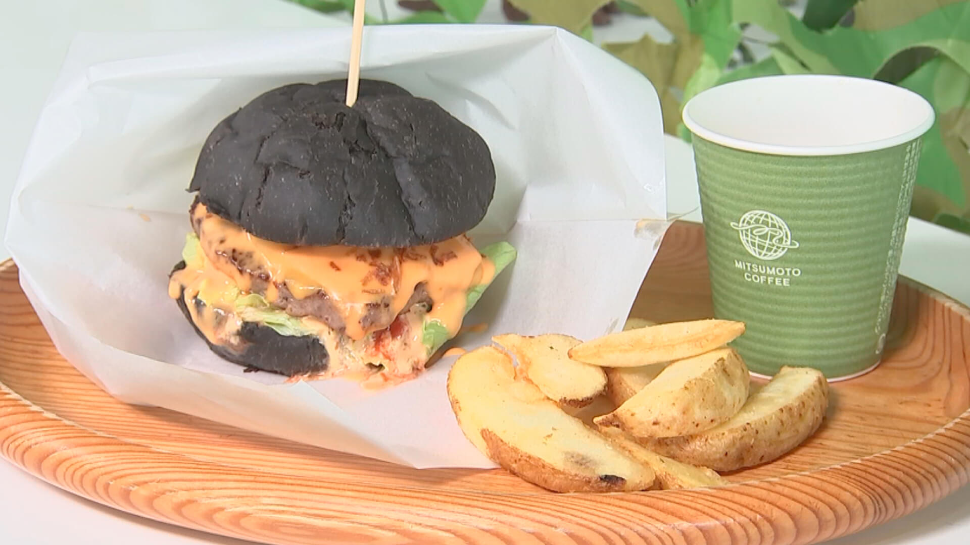 ふみきゅん実食 国産牛肉100%使用 バンズの黒はイカスミ