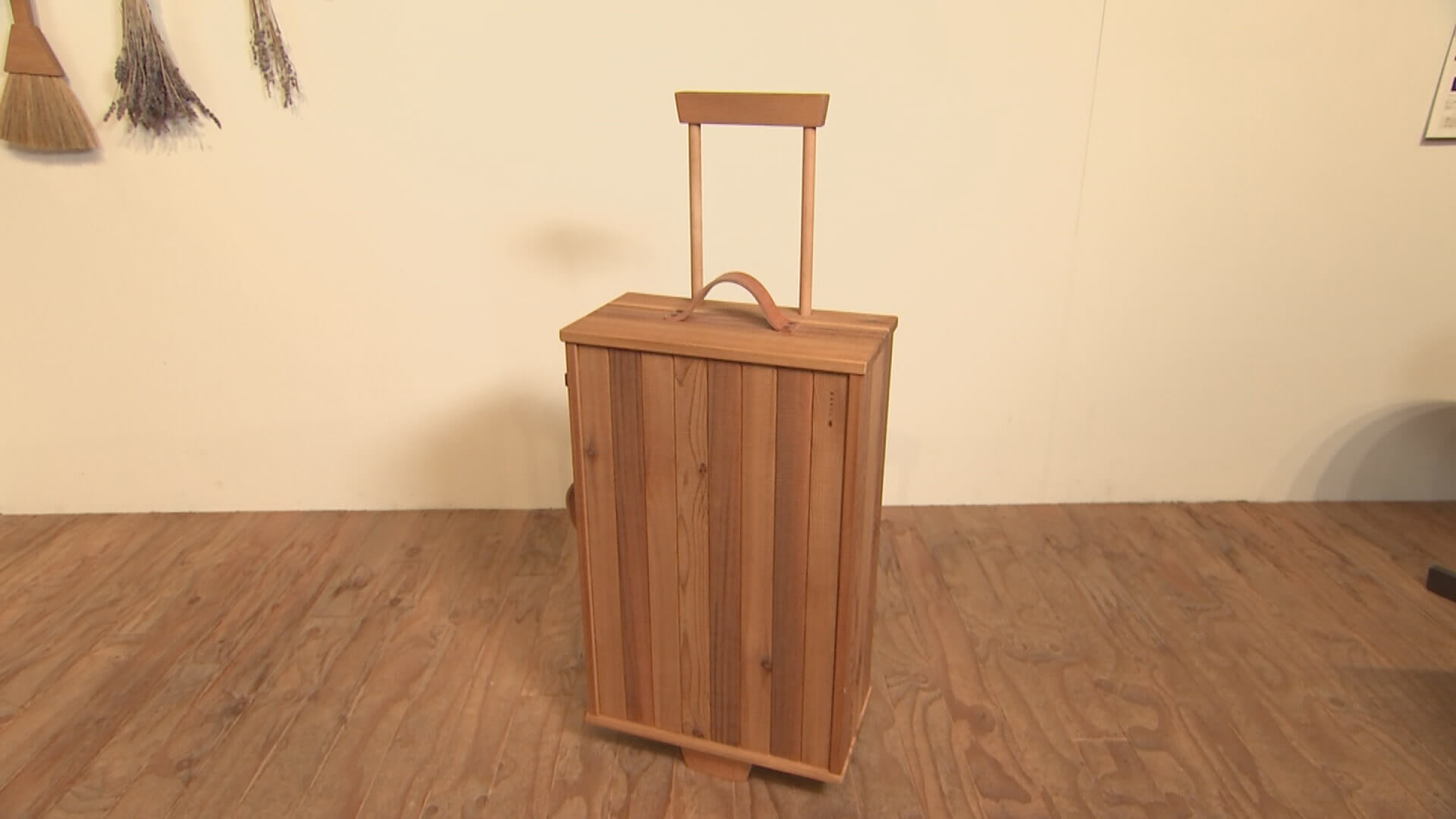 木のスーツケース