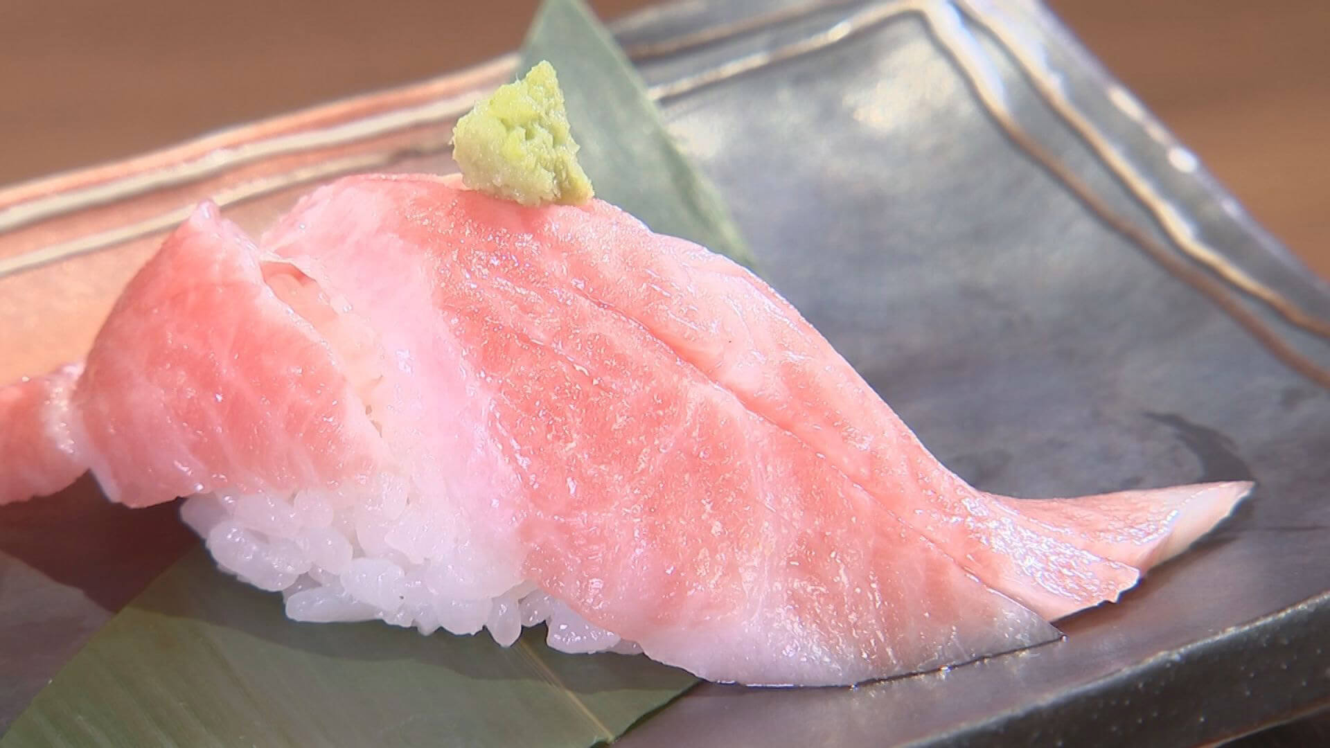 本まぐろ大とろ 1,012円（税込）※通常は２貫