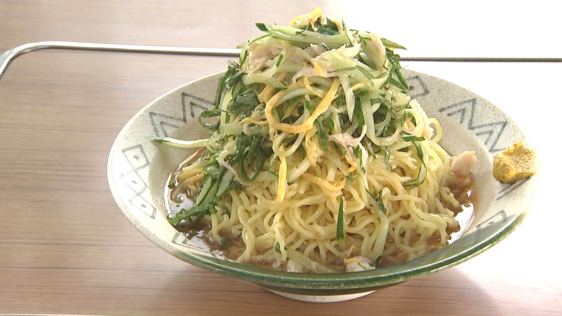 麺1.5玉+きゅうり、しそ、錦糸卵、鶏むね肉などのトッピングでボリューム満点!冷やし中華<農園スタイル>