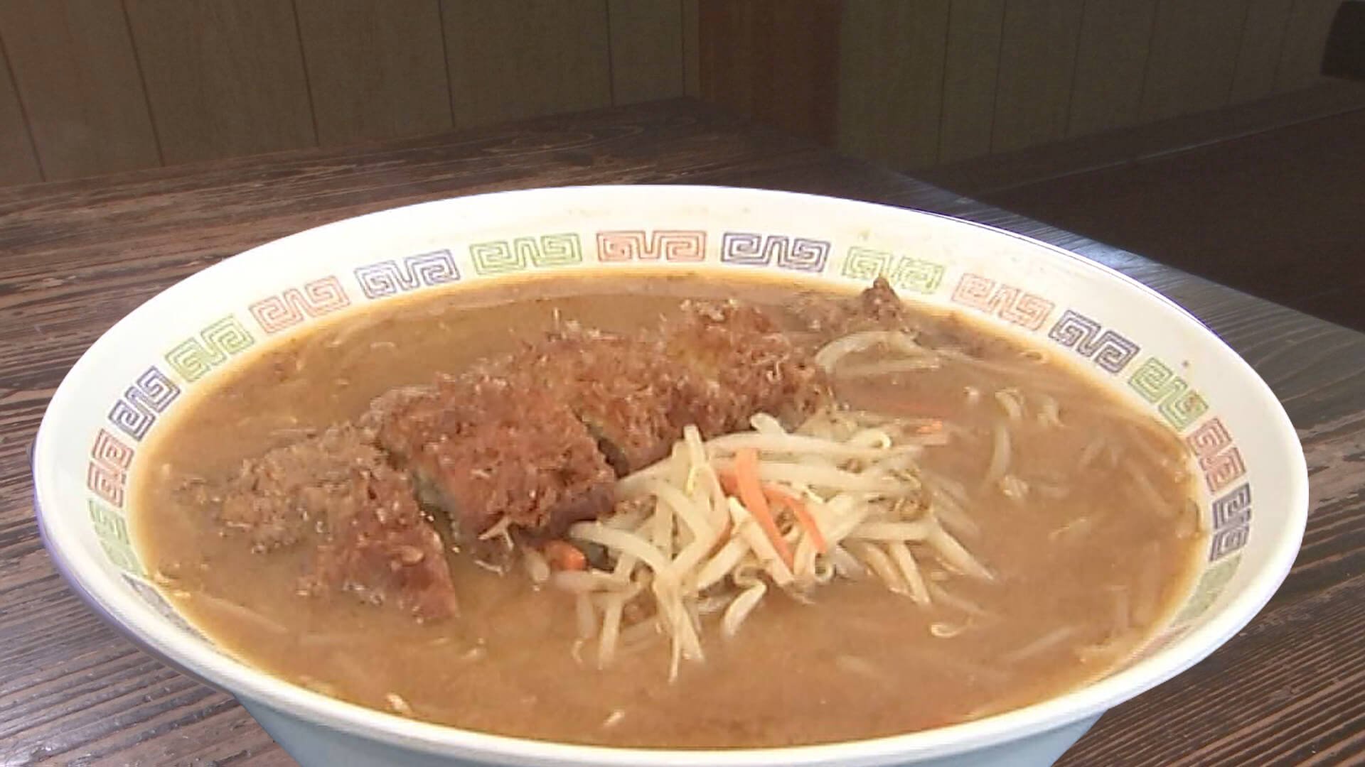 カツを一口食べた はっしー目を見開き、なんだこのカツ　うめぇ～～～優勝