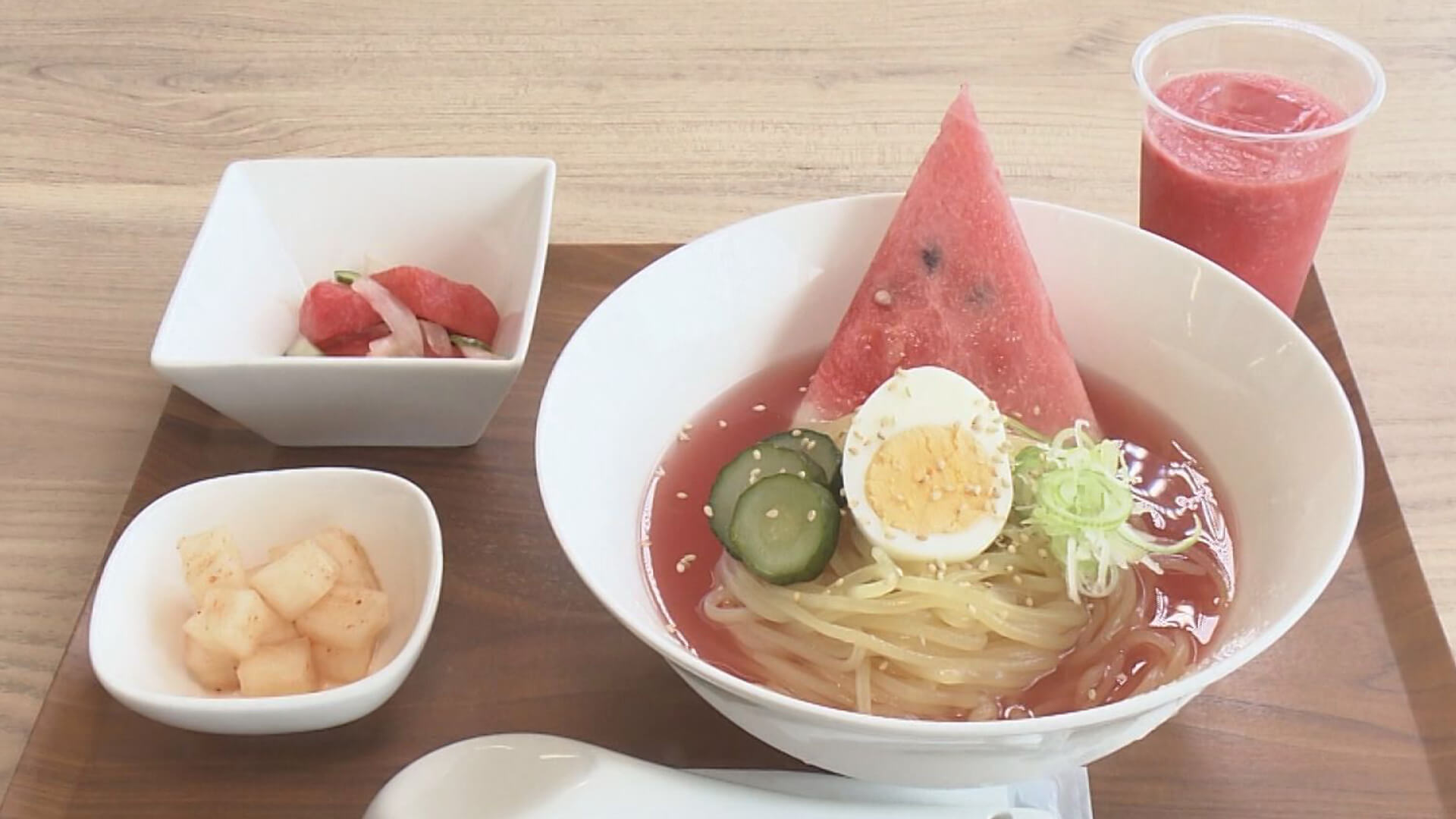 岩手の冷麺は夏になるとスイカが入っているお店がたくさんあります 季節によって冷麺に入るくだものがかわるのです ご賞味あれ~