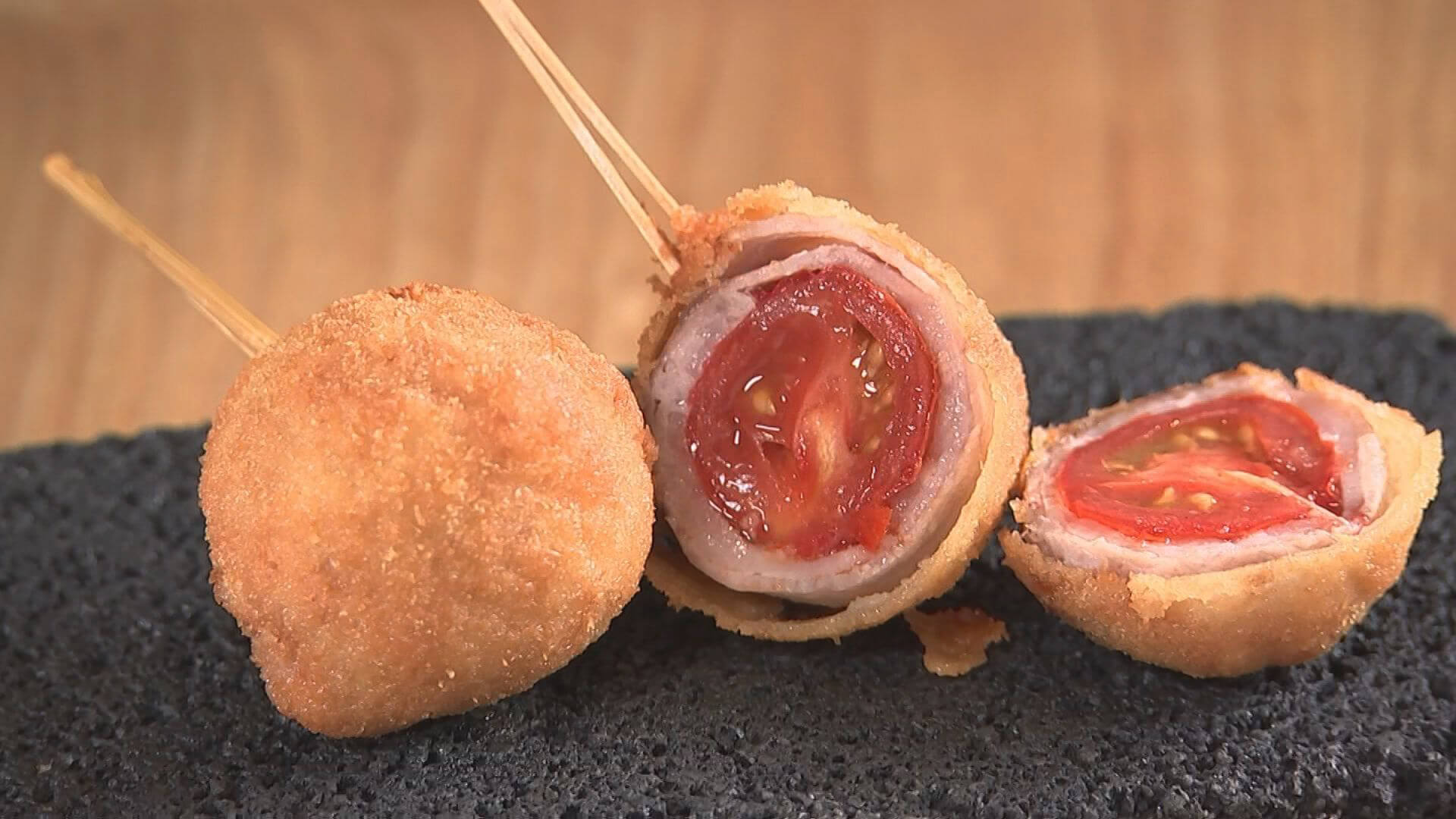 衣はサクサク中はジューシー トマト豚巻ならではのさっぱり感 ビールによ~く合います