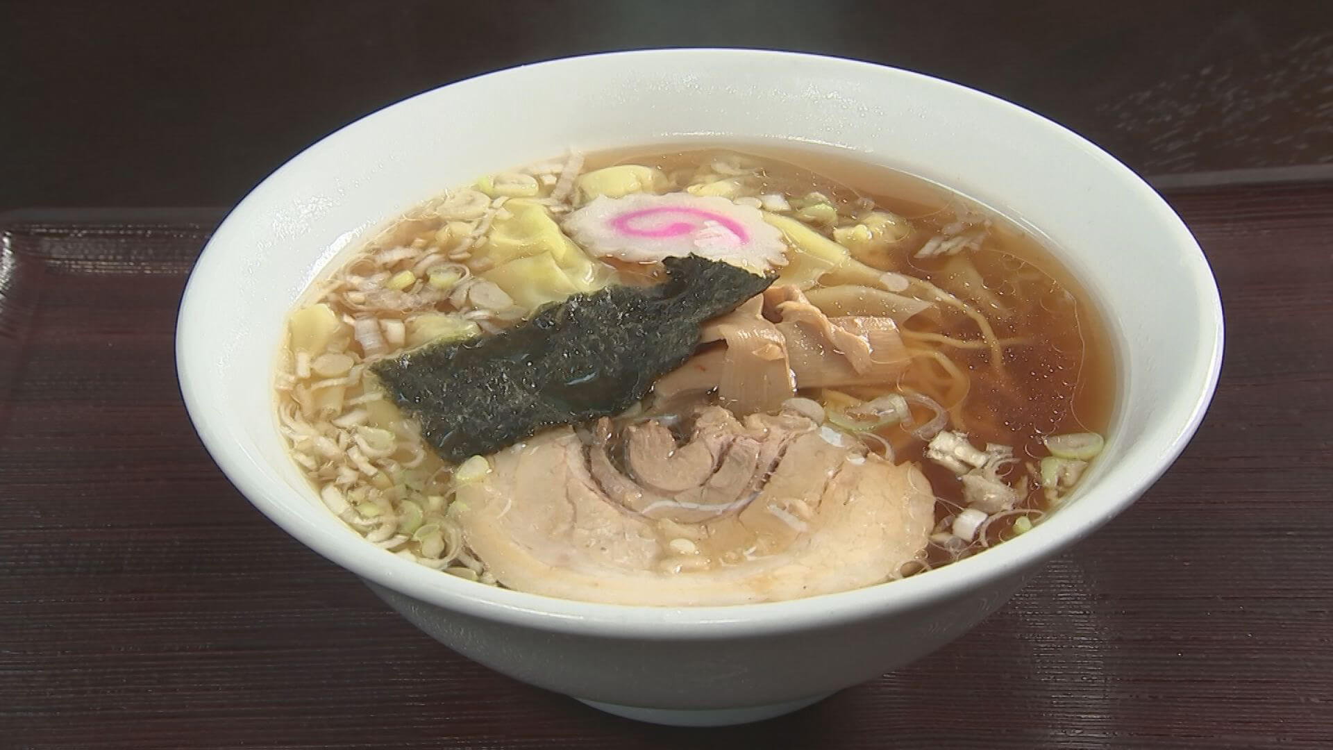 ワンタンに入ったショウガがきいていて　豚骨＋鶏ガラの醤油ベースのスープに細麺