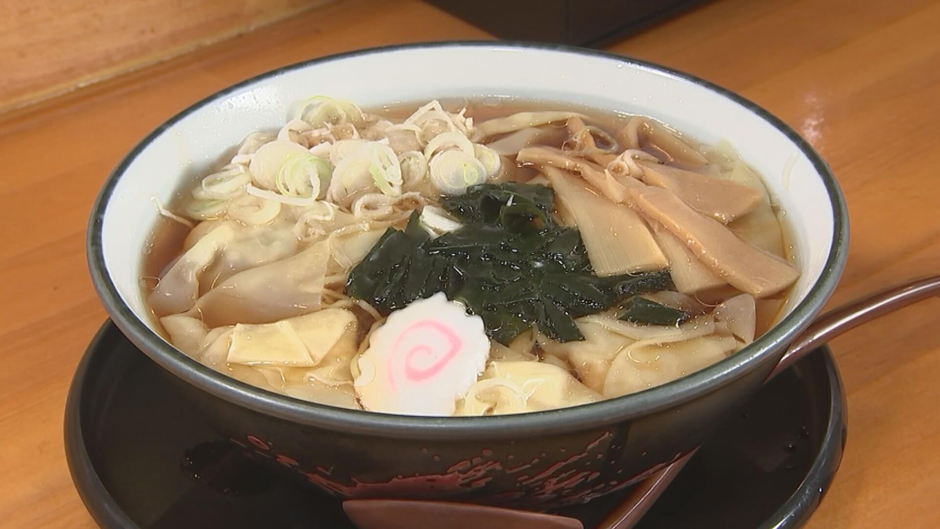 お肉がたっぷりはいった　まるでギョーザのようなワンタン。カツオと鶏ガラでダシをとったスープに三陸産ワカメを入れることで、ボリュームたっぷりのワンタンでもしつこさを感じることなく食べすすめることができる