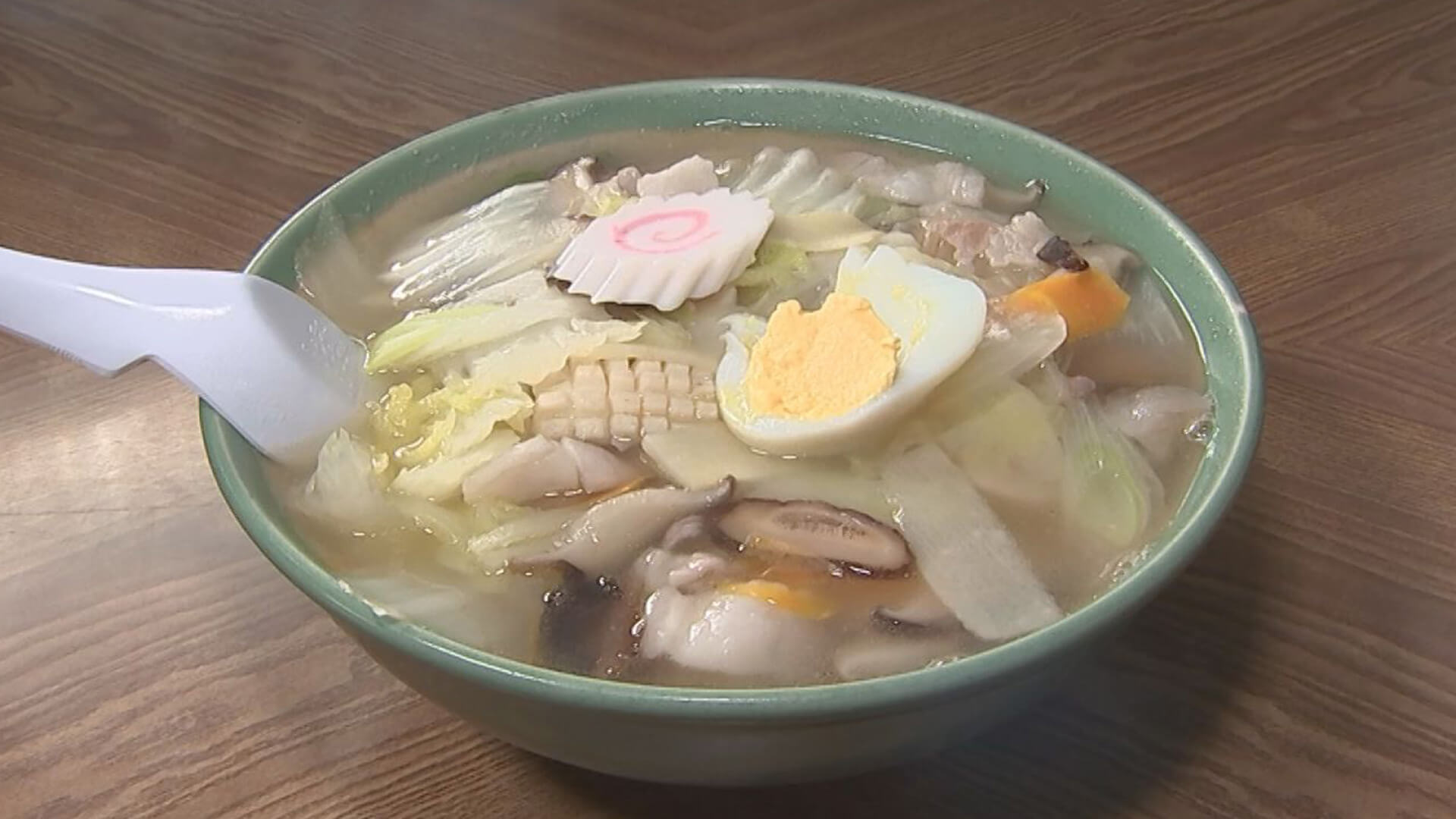 ワンタンも麺も見えないほど具材もりだくさん!お野菜シャキシャキ(鶏ガラ+豚骨 塩味)。使用具材は白菜、人参、ネギ、ピーマン、キクラゲ、椎茸、ナルト、イカ、卵など10種類って、あと1品なに?