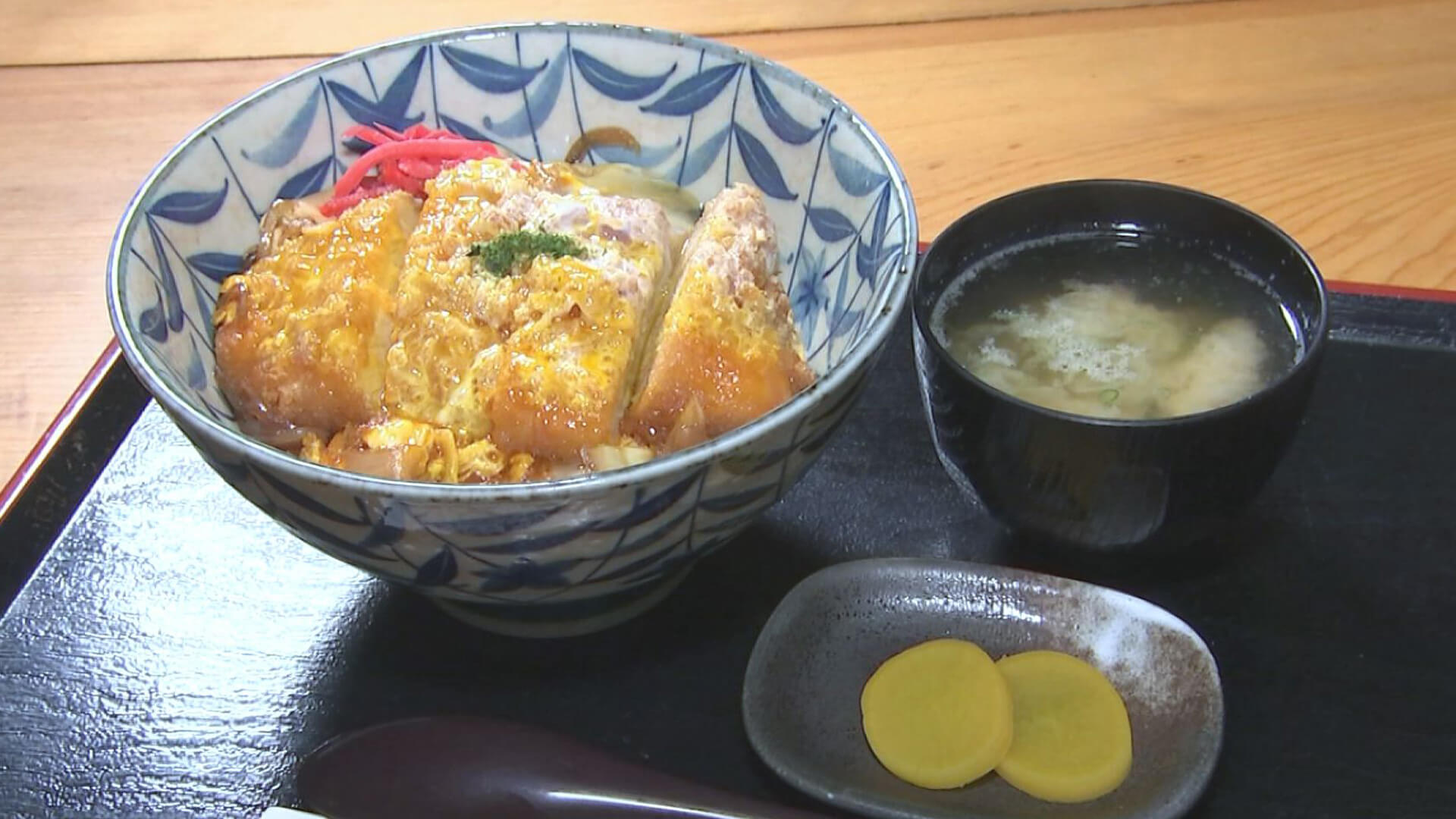 身が軟らかい三元豚ロースを県産卵で仕上げた分厚いお肉のカツ丼