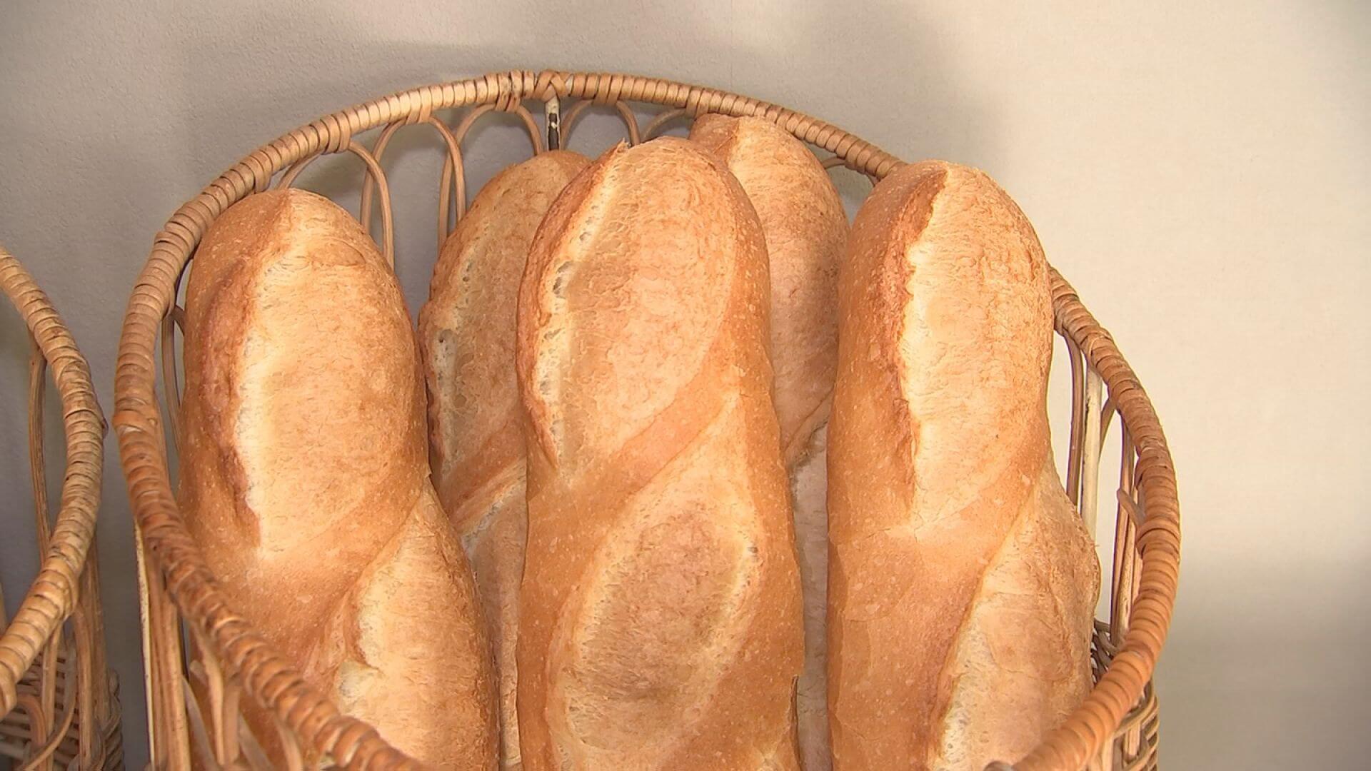 パンの表面に入れたクープ(切り込み)が生地の中までしっかりと火を通しサクサクの食感となる気泡を生み出します