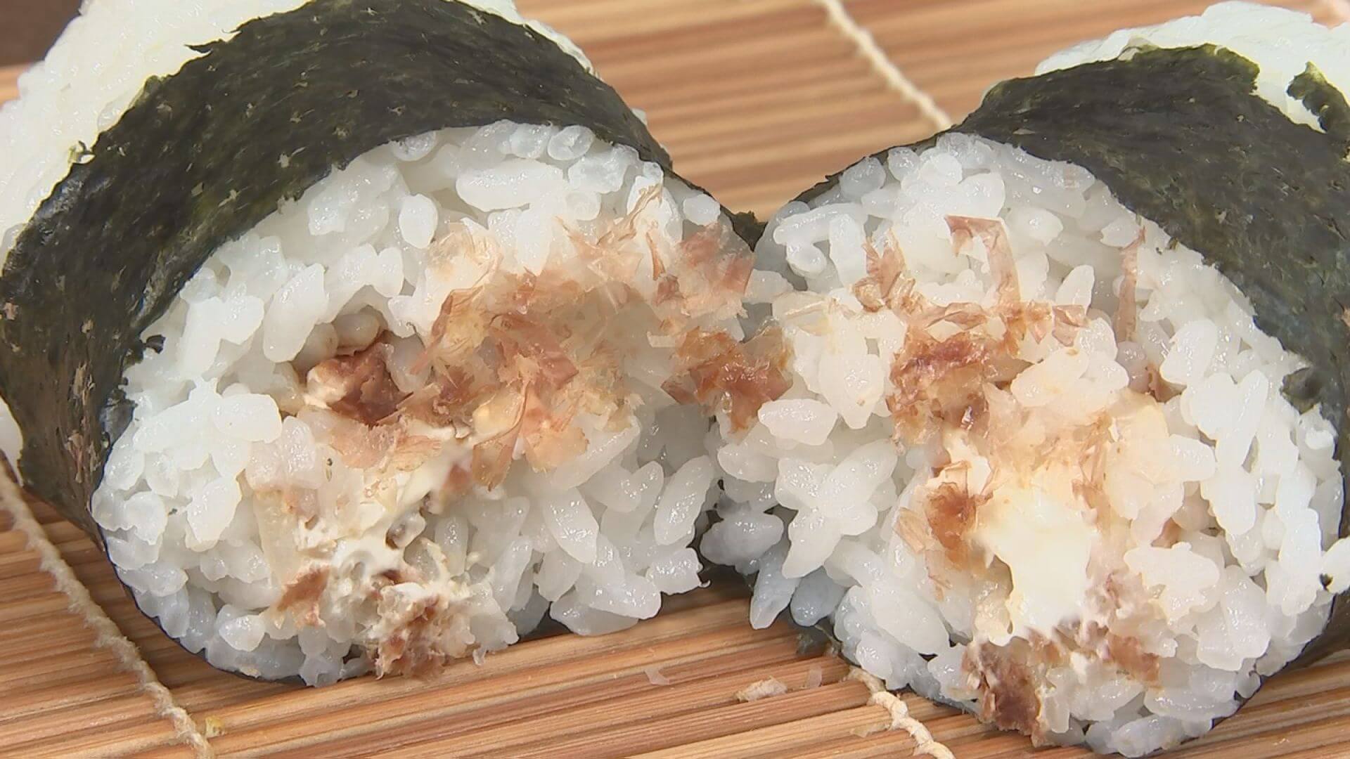 おかか+くりーむチーズおにぎりは俵型