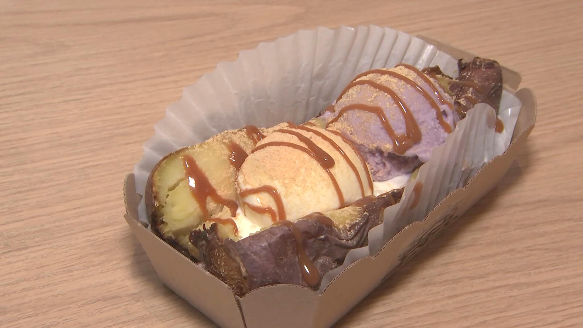 熱々の焼き芋(無農薬、有機栽培の紅はるか)にバニラアイスと紫芋アイスをのせキャラメルソースときなこをかけた アップルパイアラモードならぬスイートポテトアラモード はっしー も思わず まいう~♡