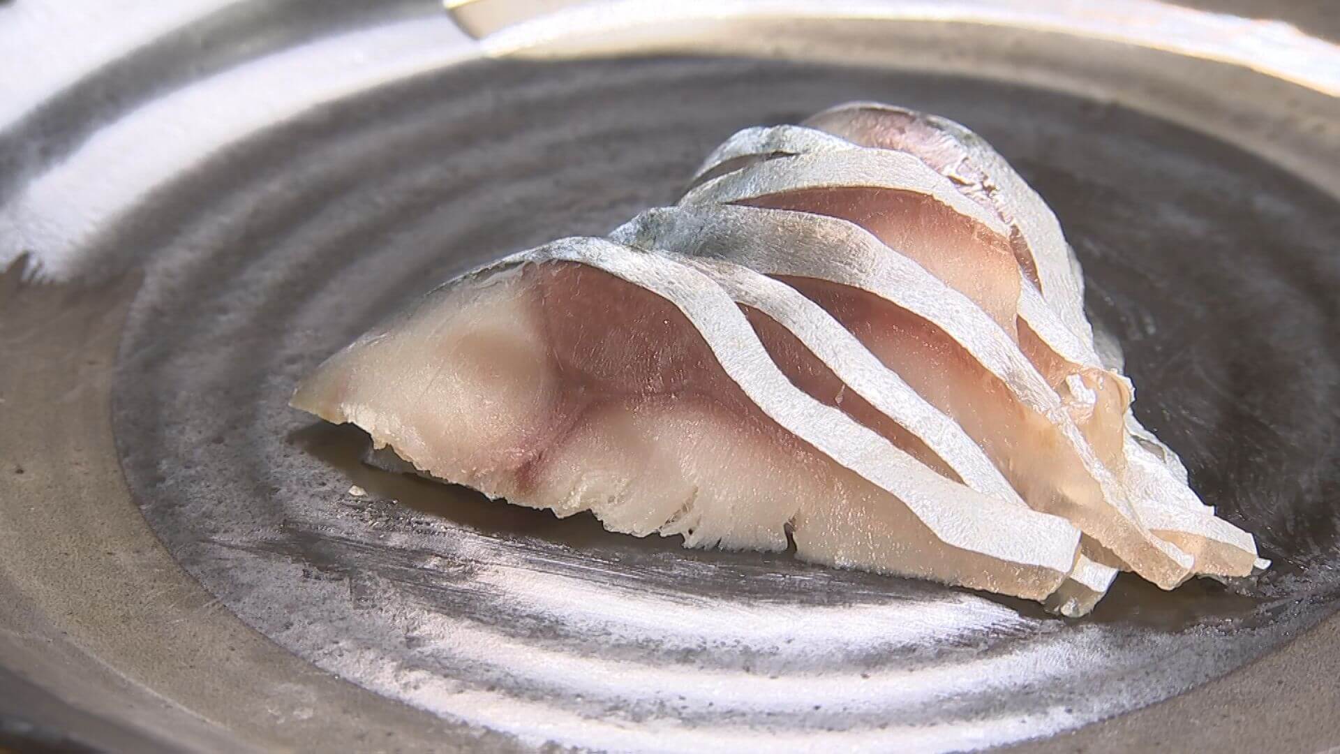 釜石で水揚げしたサバをのだ塩を使い熟成させた魚介の生ハムは塩味の中に甘味も感じられる。サバのほかにホヤ、ホタテ、黒鯛、カンパチなどもある