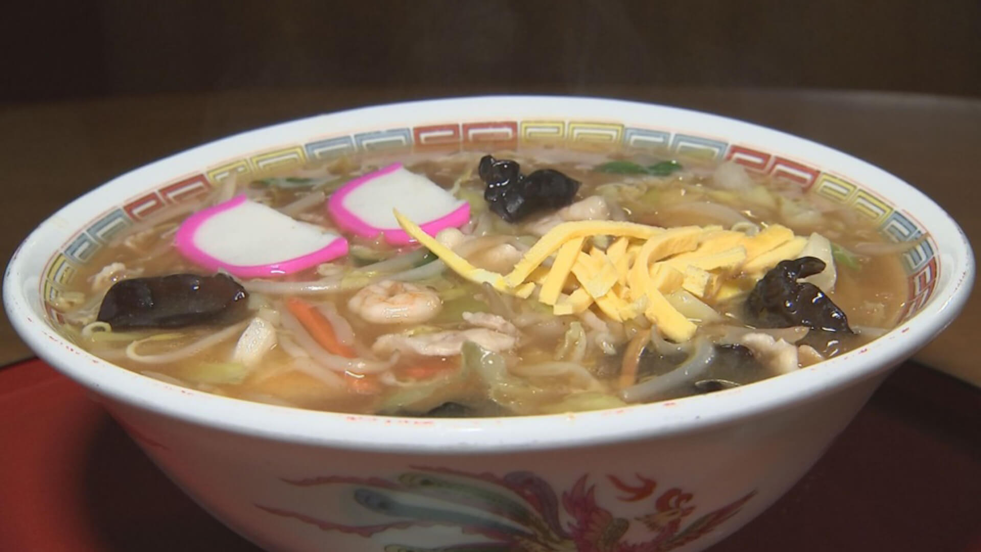 11種類の具材が入った熱々とろとろピリ辛あんかけラーメン 煮干し、豚骨、香味野菜を合わせた旨み凝縮スープ