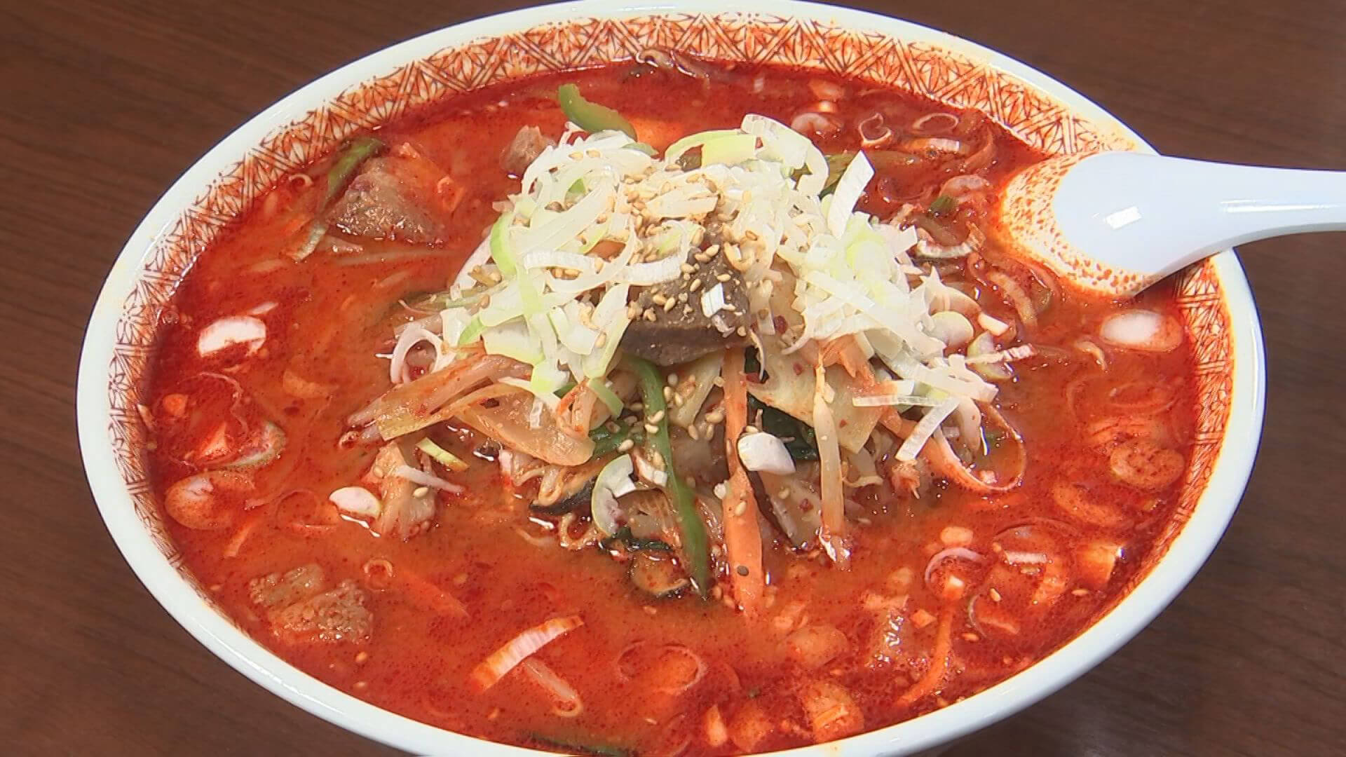 牛肉の旨みを凝縮したカルビスープラーメン　細いモチモチとした縮れ麺とユッケジャンスープの相性抜群！