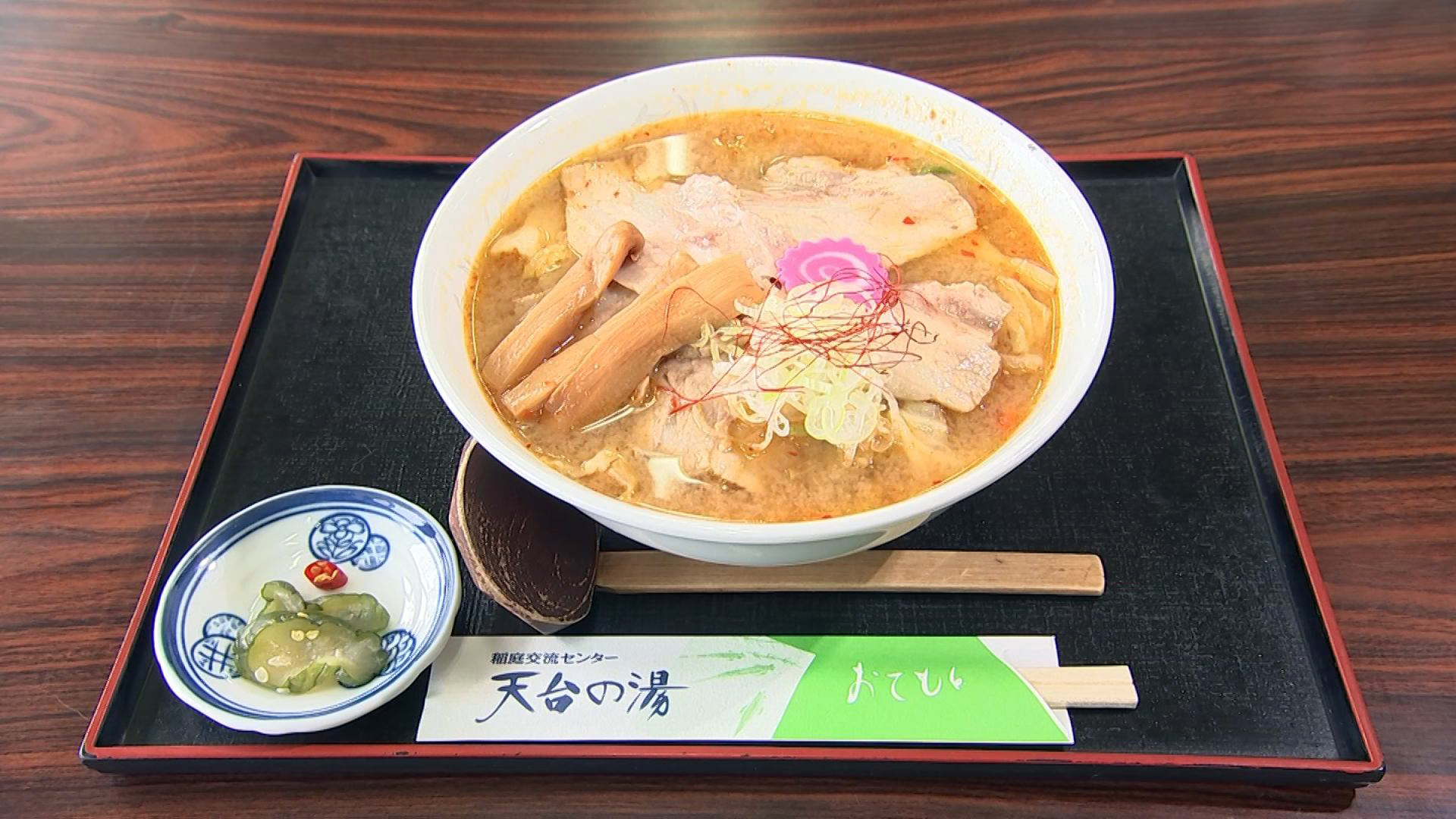 見た目で軟らかいのが分かるチャーシューは、脂身と肉のバランスがちょうどいい!と塚ちゃん談