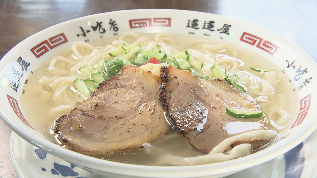 あっさりとしながら旨みが凝縮された塩スープ 麺はもちもちとした うどんのような太さ じゃじゃ味噌を入れて味変もgood