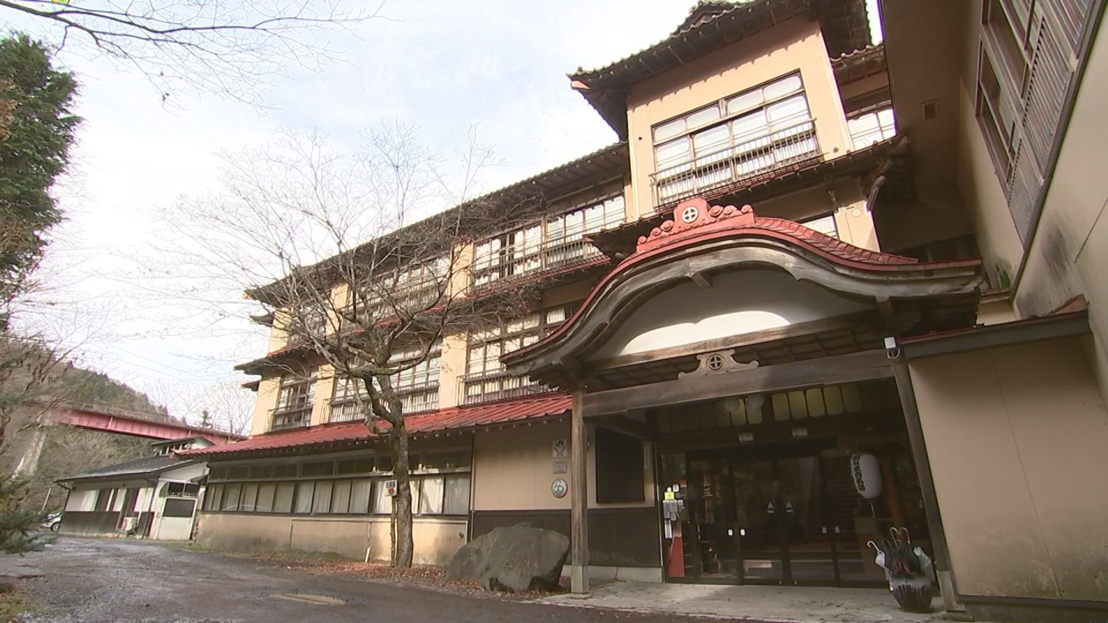 創業600年 3階建て総ケヤキ造 自炊部もある 藤三旅館
