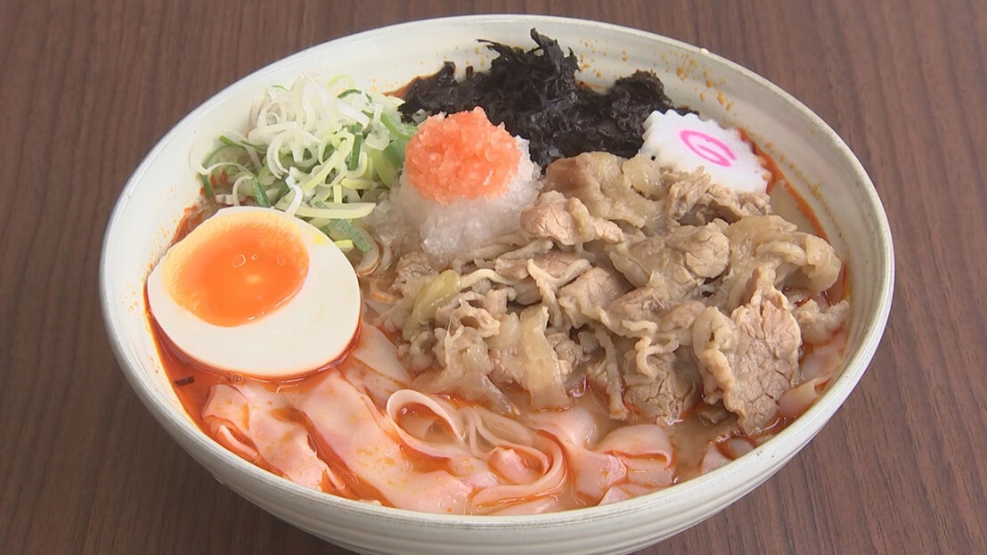 柳家が手掛けるうどんのお店　開店は朝5:59　麺が平麺と丸麺の2種類から選べます この日は平麺をチョイス関西風の出汁に自家製カツオラー油で辛さをUP ガツンとくるけど どんどん飲みたくなるスープ 麺とスープがマッチした旨辛の一杯