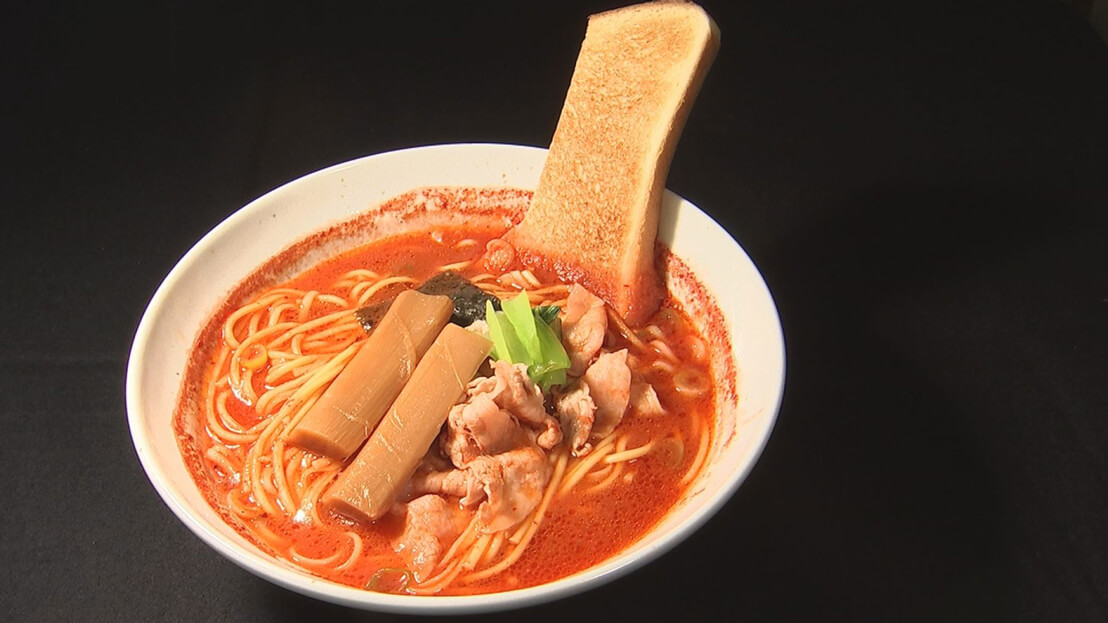 スープを“ラーメン界のハーフタレント”と称し おいっしい！という彦摩呂さん　メンマの太さにびっくりしながらもその軟らかさに二度びっくり！！添えられたトーストがスープによく合う♡